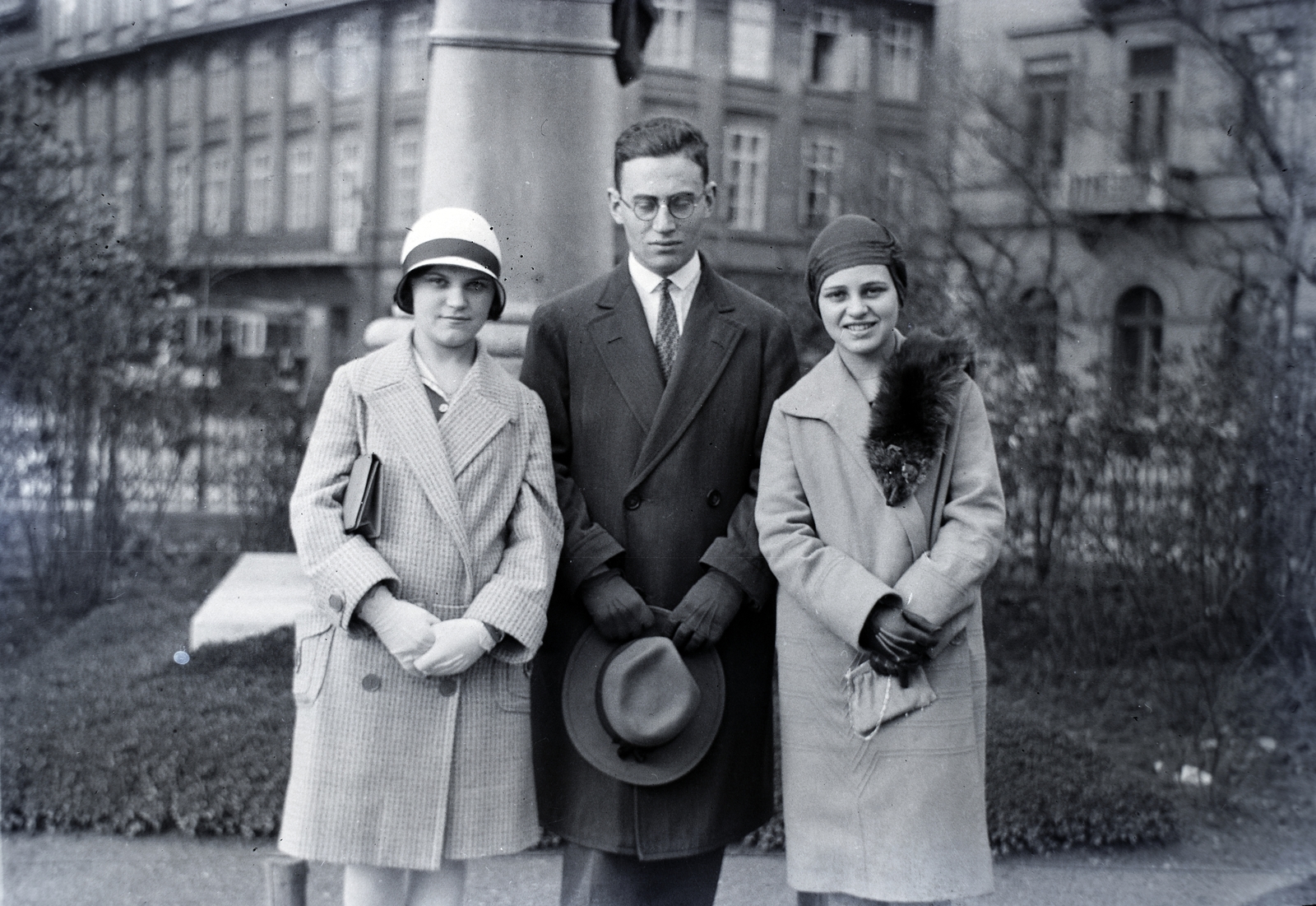 Magyarország, Budapest V., Széchenyi István (Ferenc József) tér Salamon Ferenc mellszobrának talapzata előtt, a háttérben a Vigyázó Ferenc utca torkolata., 1932, Gara Andor, Budapest, úriember, hárman, szőrme, kabát, kalap kézben, nők, Fortepan #200942