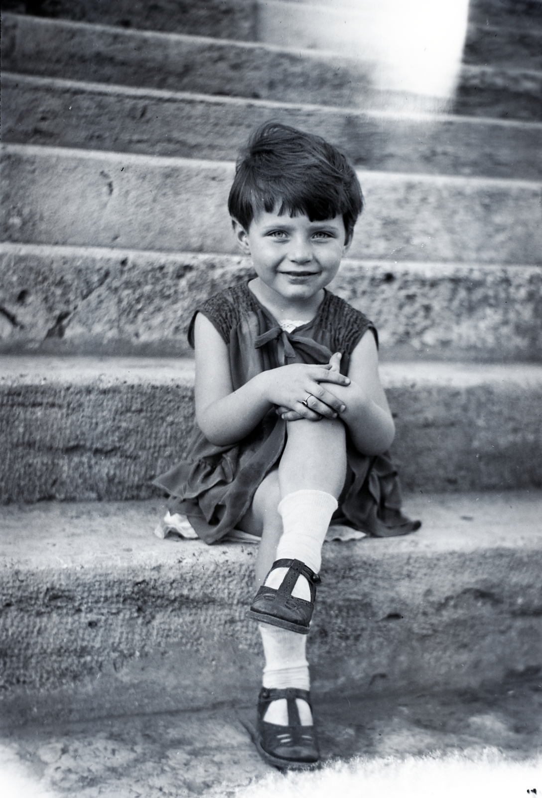 Magyarország, Budapest V., Belgrád (Ferenc József) rakpart., 1922, Gara család, Budapest, átvetett láb, póz, lépcsőn ülni, kislány, Fortepan #200952