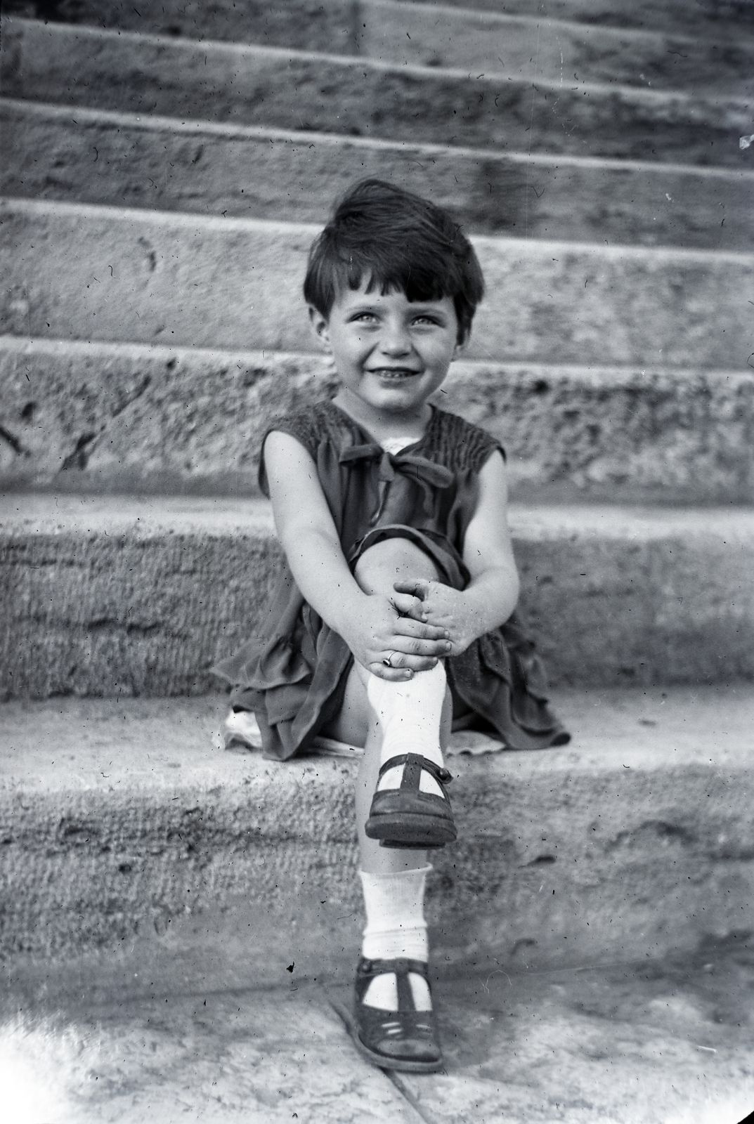Hungary, Budapest V., Belgrád (Ferenc József) rakpart., 1922, Gara család, Budapest, leg over leg, posture, sitting on stairs, girl, Fortepan #200953