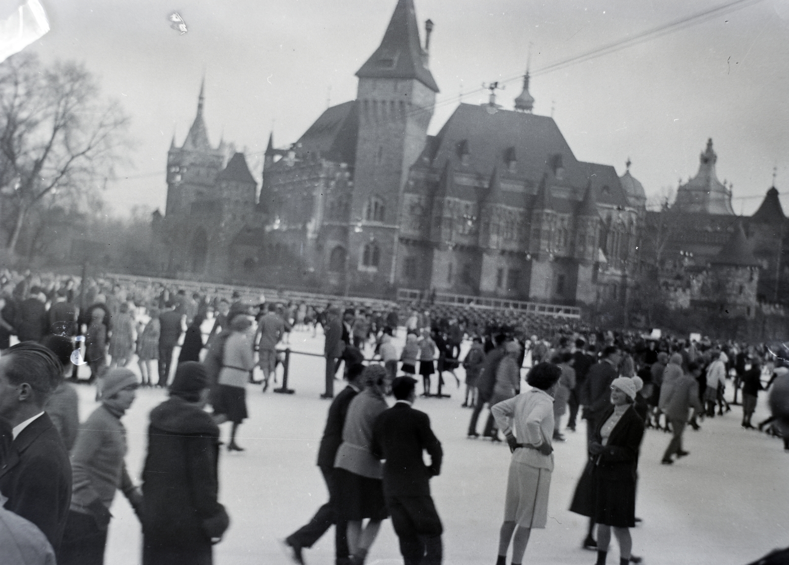 Hungary, Budapest XIV., Műjégpálya, háttérben a Vajdahunyad vára., 1929, Gara Andor, ice skate, Budapest, Fortepan #200955