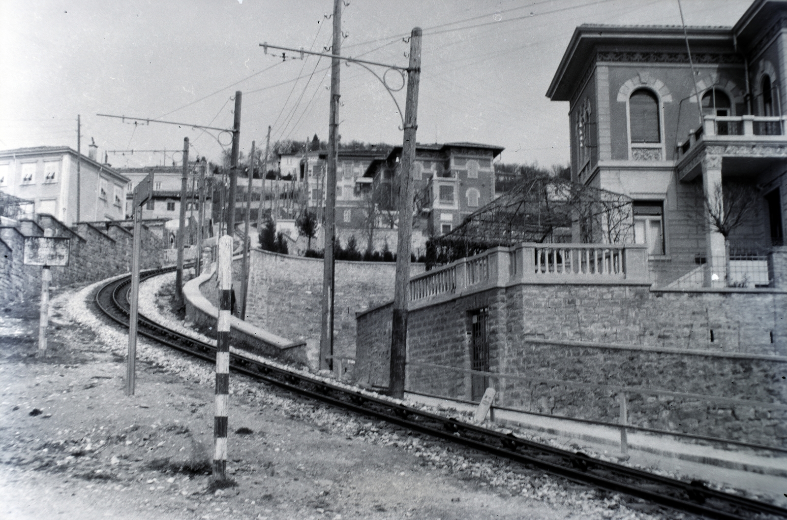 Italy, Trieste, az opicinai villamos mai Sant Anastasio megállóhelye., 1931, Gara Andor, aerial wire, funicular train, catenary wire, Fortepan #200968