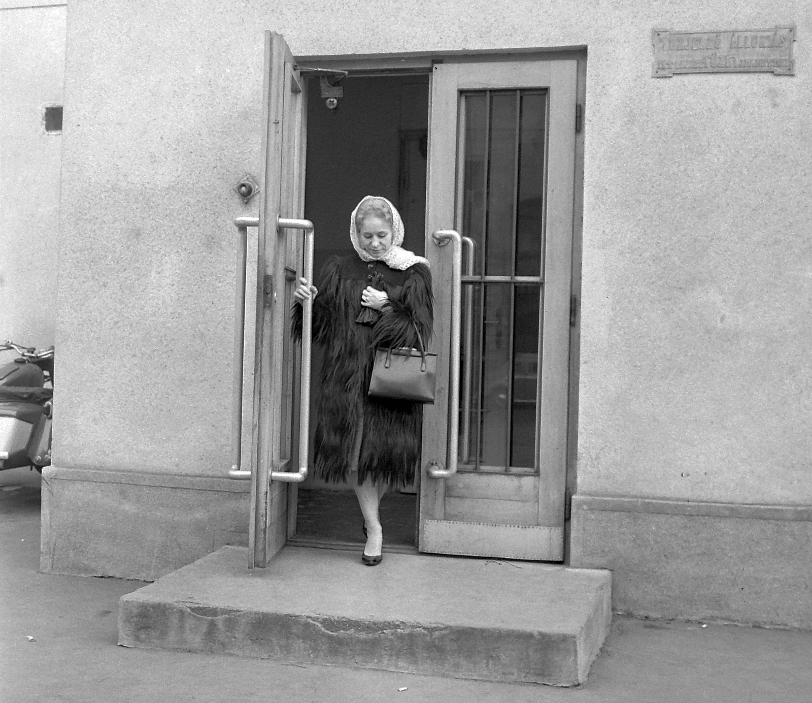 Hungary, Budapest VIII., II. János Pál pápa (Köztársaság) tér, az Erkel Színház művészbejárójában Olga Lepesinszkaja orosz balettművész., 1960, Kotnyek Antal, celebrity, Budapest, Fortepan #20097