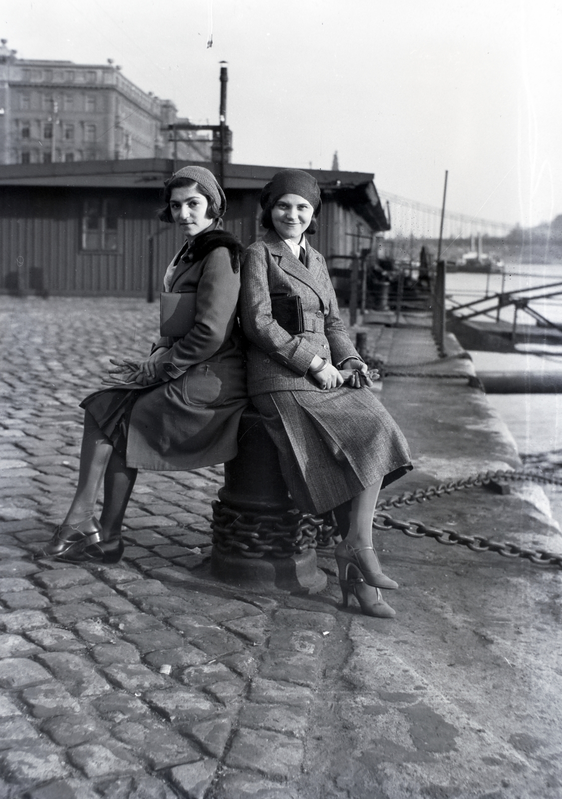 Magyarország, Budapest V., a felvétel a pesti alsó rakparton készült, balra a háttérben a Vigadó téren a Első Magyar Általános Biztosító Társaság székháza., 1932, Gara Andor, kikötő, rakpart, kikötőbak, Budapest, átvetett láb, Fortepan #200971