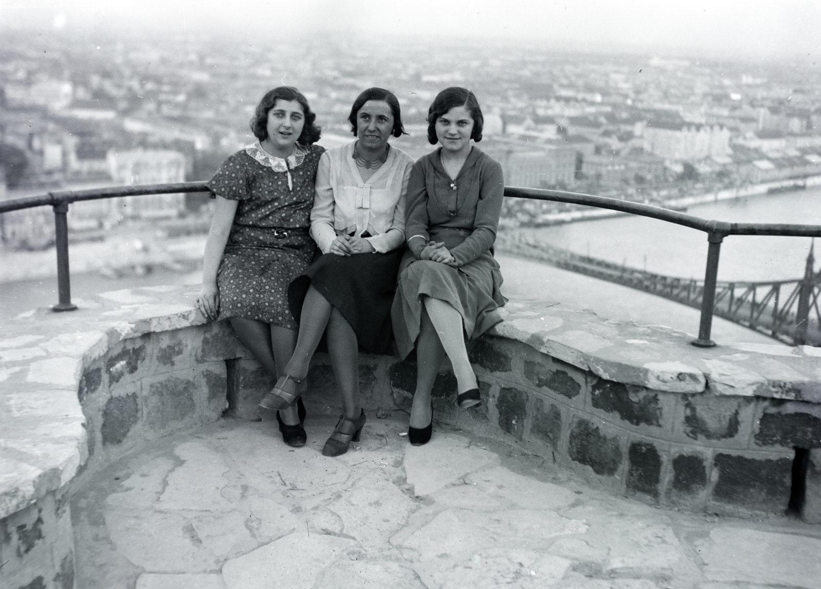 Hungary, Budapest XI., kilátópont a sétányon., 1932, Gara Andor, view, Budapest, three people, sitting on a wall, women, Fortepan #200984