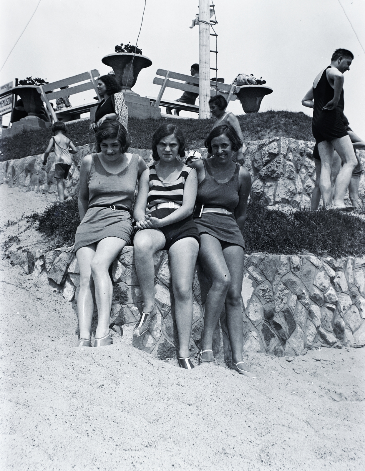 Hungary, Budapest II., Duna strandfürdő az Újlaki rakparton a Sajka utcánál., 1932, Gara Andor, Budapest, three people, striped dress, Fortepan #200992