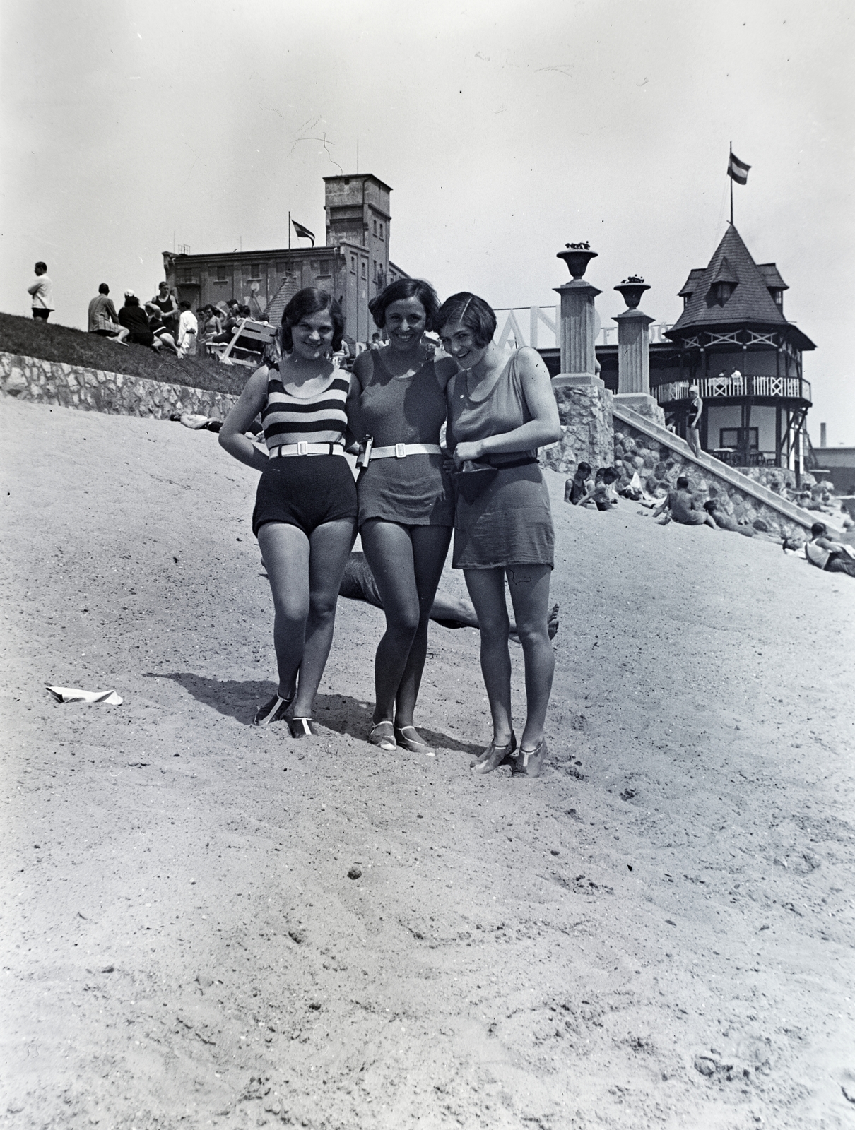 Hungary, Budapest II., Duna strandfürdő az Újlaki rakparton a Sajka utcánál., 1932, Gara Andor, Budapest, three people, Fortepan #200998