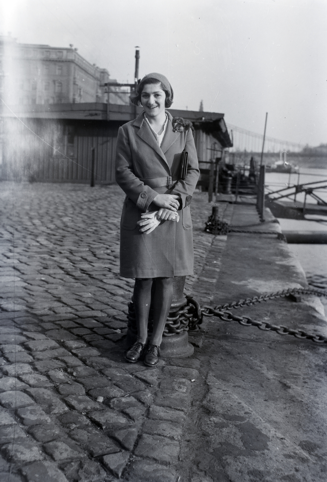 Hungary, Budapest V., a felvétel a pesti alsó rakparton készült, balra a háttérben a Vigadó téren az Első Magyar Általános Biztosító Társaság székháza., 1932, Gara Andor, Budapest, mooring bollard, Fortepan #201005
