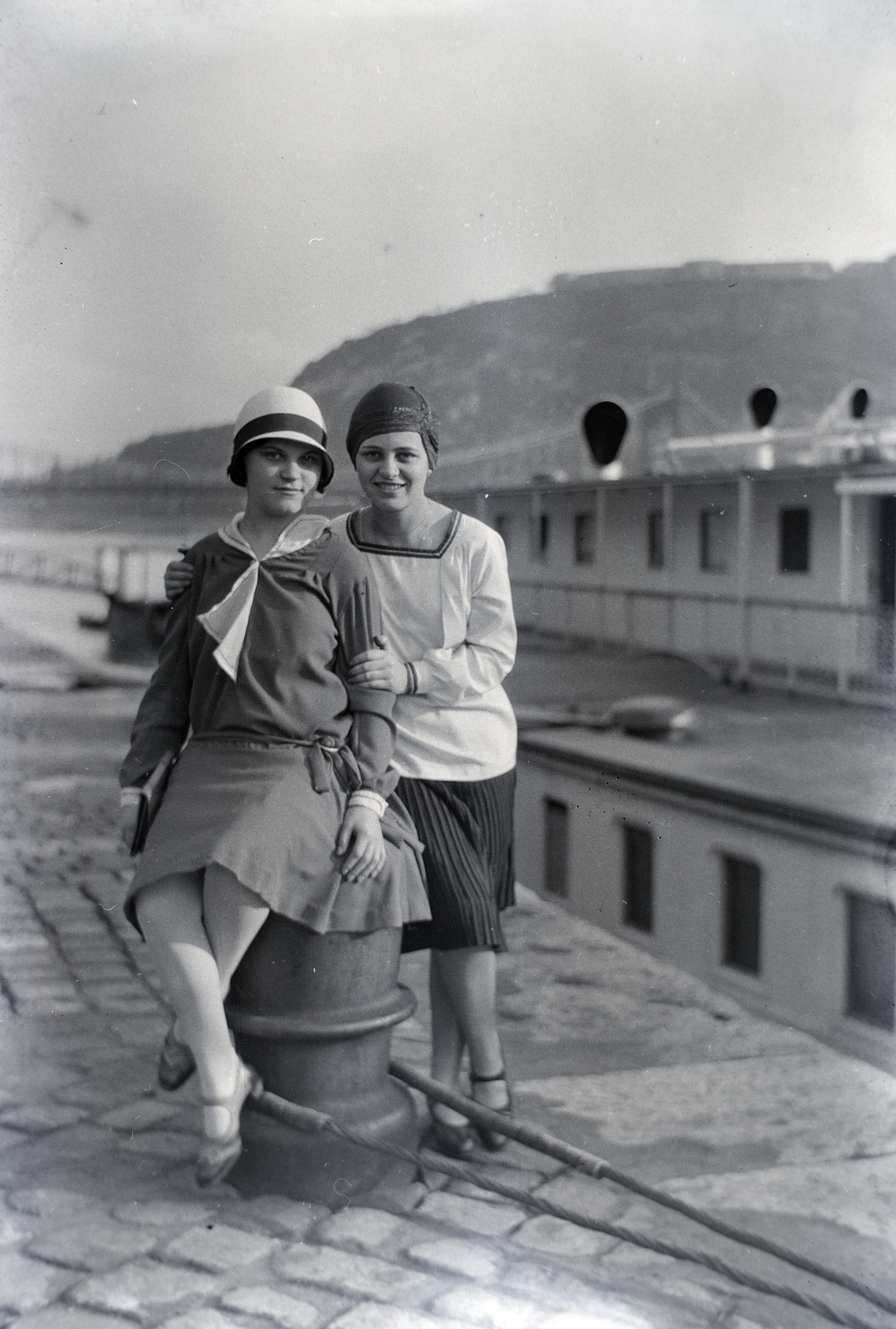 Hungary, Budapest V., pesti alsó rakpart a Vigadó környékén, háttérben az Erzsébet híd és a Gellért-hegy., 1932, Gara Andor, port, steamboat, mooring bollard, Budapest, Fortepan #201007