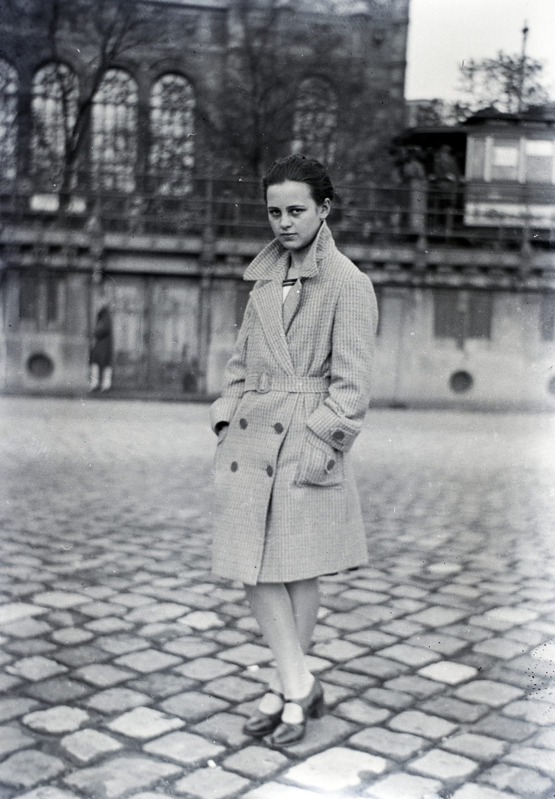 Magyarország, Budapest V., a felvétel a pesti alsó rakparton készült, háttérben a Vigadó., 1932, Gara Andor, villamos, Budapest, zsebredugott kéz, Fortepan #201008