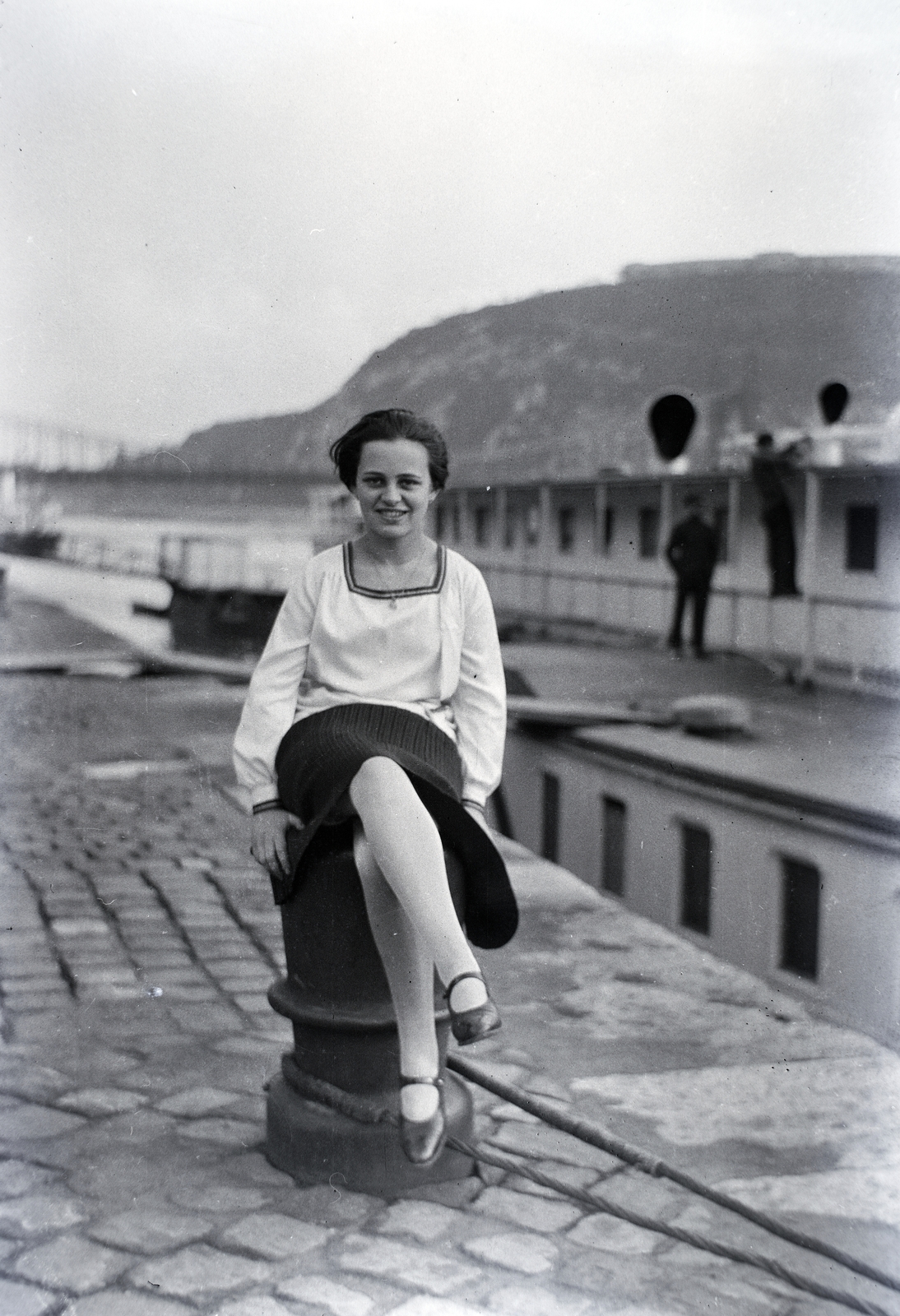 Hungary, Budapest V., pesti alsó rakpart a Vigadó környékén, háttérben az Erzsébet híd és a Gellért-hegy., 1932, Gara Andor, steamboat, mooring bollard, Budapest, leg over leg, Fortepan #201011