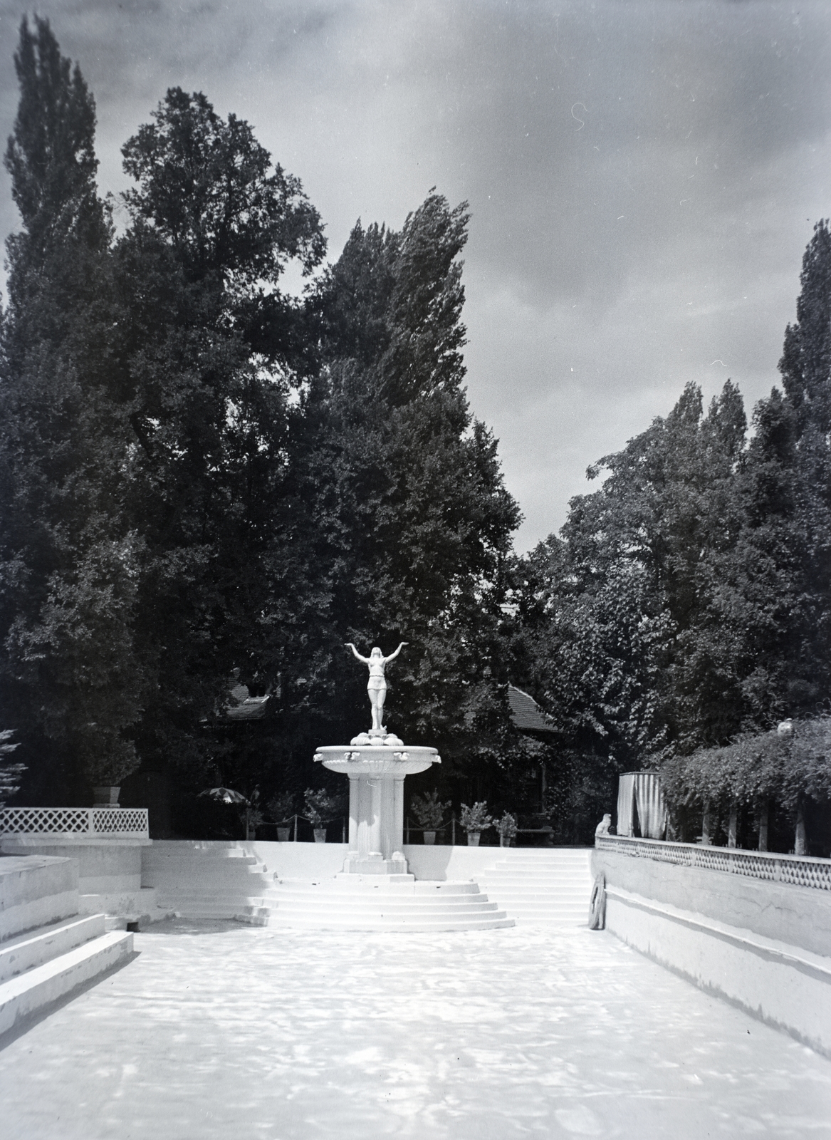 Hungary, Budapest III., Csillaghegyi strandfürdő., 1933, Gara család, Budapest, sculpture, female figure, Fortepan #201016