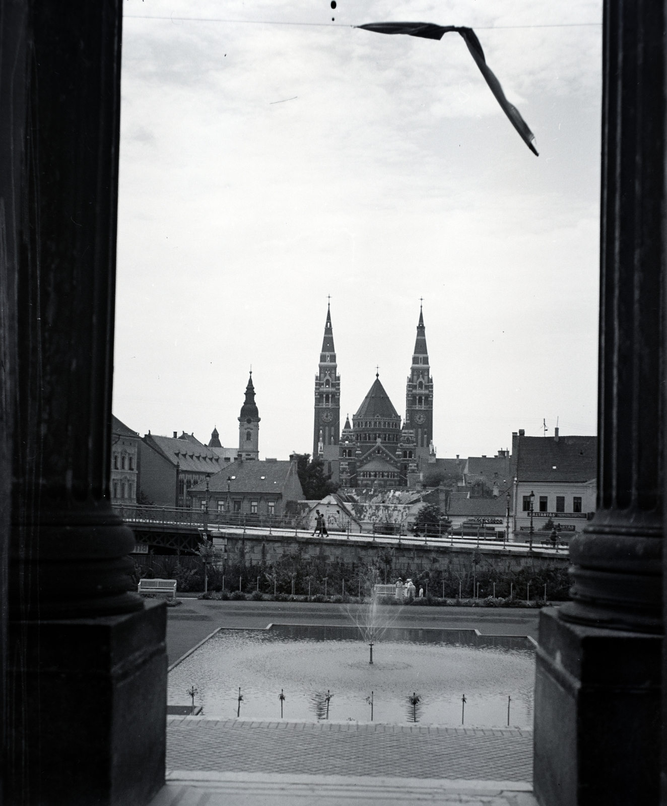 Hungary, Szeged, kilátás a Móra Ferenc Múzeum felől a Móra parkra, háttérben a Fogadalmi templom., 1933, Gara Andor, fountain, Fortepan #201017