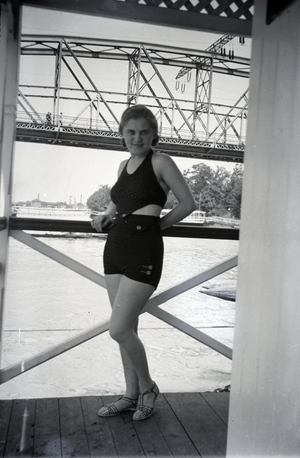 Magyarország, Budapest XIII., Népsziget, Duna-part, csónakház. Háttérben az Újpesti vasúti híd., 1933, Gara család, Budapest, fürdőruha, Fortepan #201029