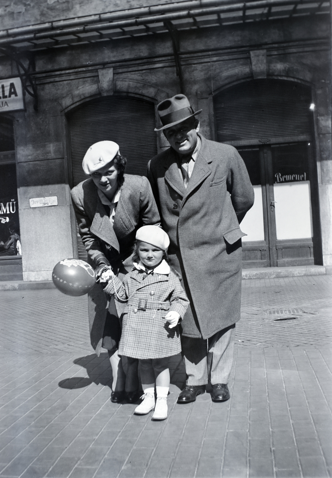 Hungary, Budapest VII., Király utca 13., Gozsdu-udvar., 1936, Gara Andor, Budapest, baloon, beret, family, Fortepan #201045