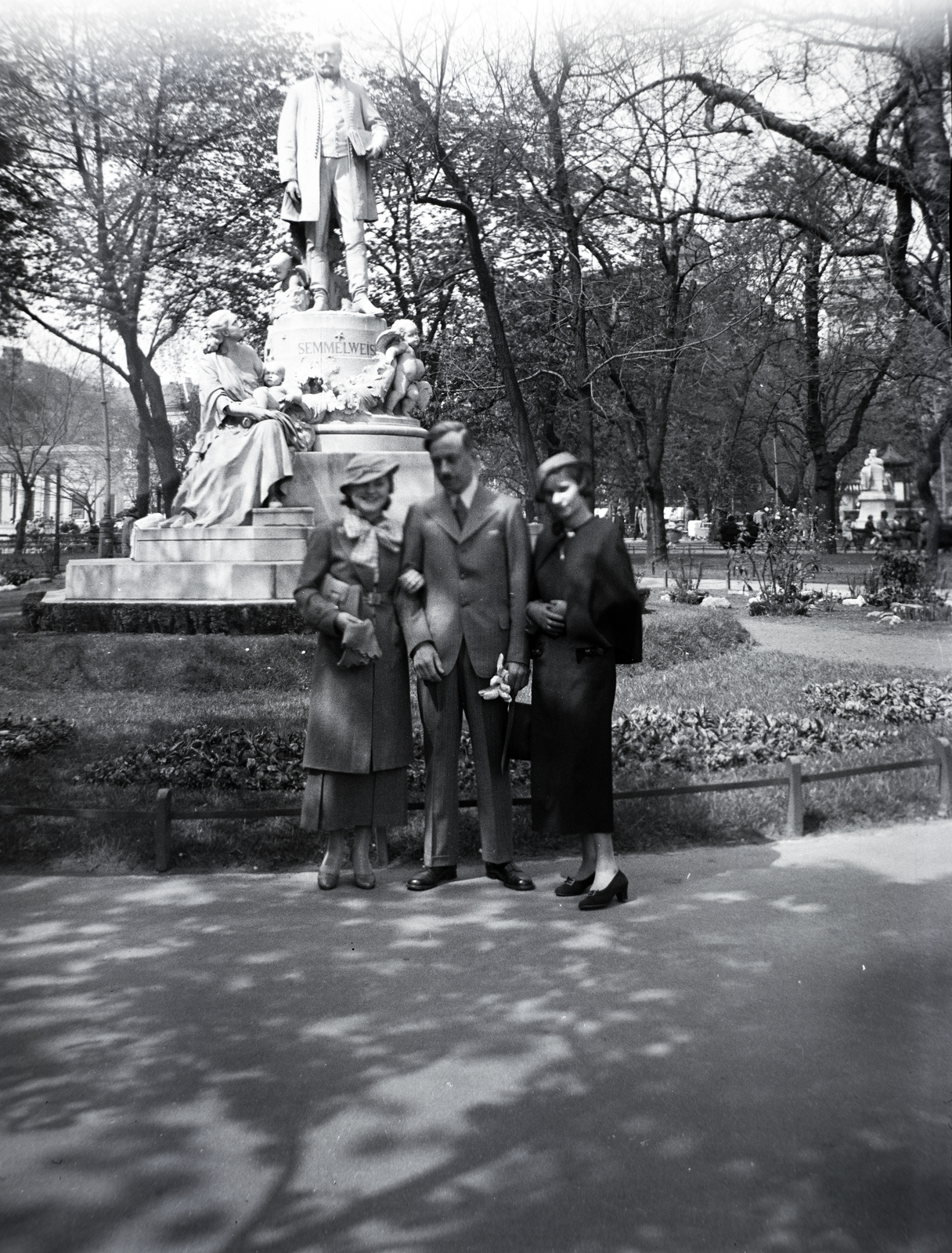 Magyarország, Budapest V., Erzsébet tér, Semmelweis Ignác szobra (Stróbl Alajos, 1906.), háttérben balra a Nemzeti Szalon, jobbra a távolban Veres Pálné szobra., 1936, Gara Andor, Budapest, Fortepan #201050