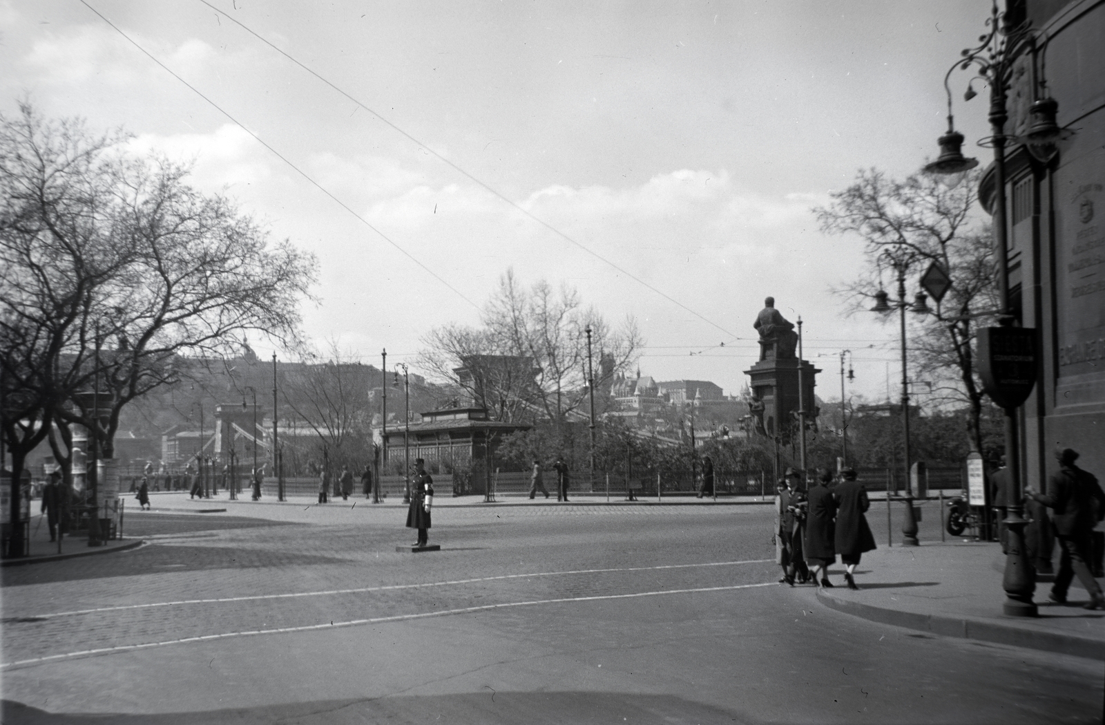 Magyarország, Budapest V., Széchenyi István (Ferenc József) tér, előtérben a József Attila (gróf Tisza István) utca torkolata., 1936, Gara Andor, Budapest, nyilvános WC, rendőr, forgalomirányítás, Fortepan #201051