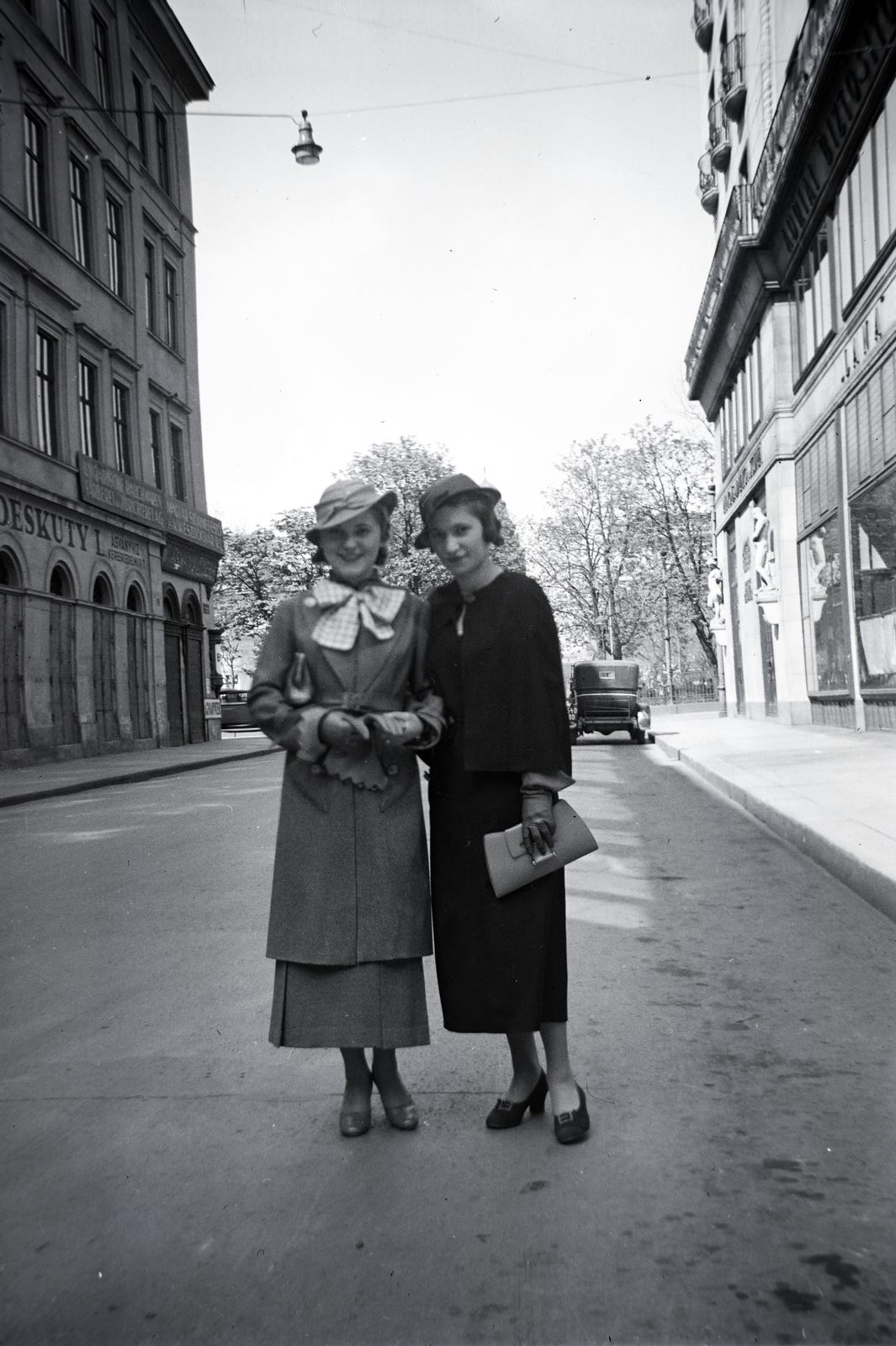 Magyarország, Budapest V., Miatyánk utca, háttérben park az Erzsébet téren, jobbra az Adria Biztosító Társulat székháza., 1936, Gara család, Budapest, elegancia, Fortepan #201052