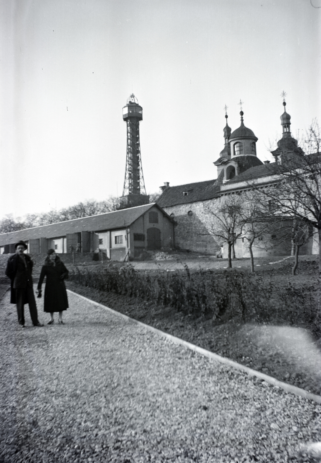 Csehország, Prága, középen a Petříni kilátó (Petřínská rozhledna), ettől jobbra a Szent Lőrinc-templom (Kostel svatého Vavřince)., 1936, Gara Andor, Fortepan #201056