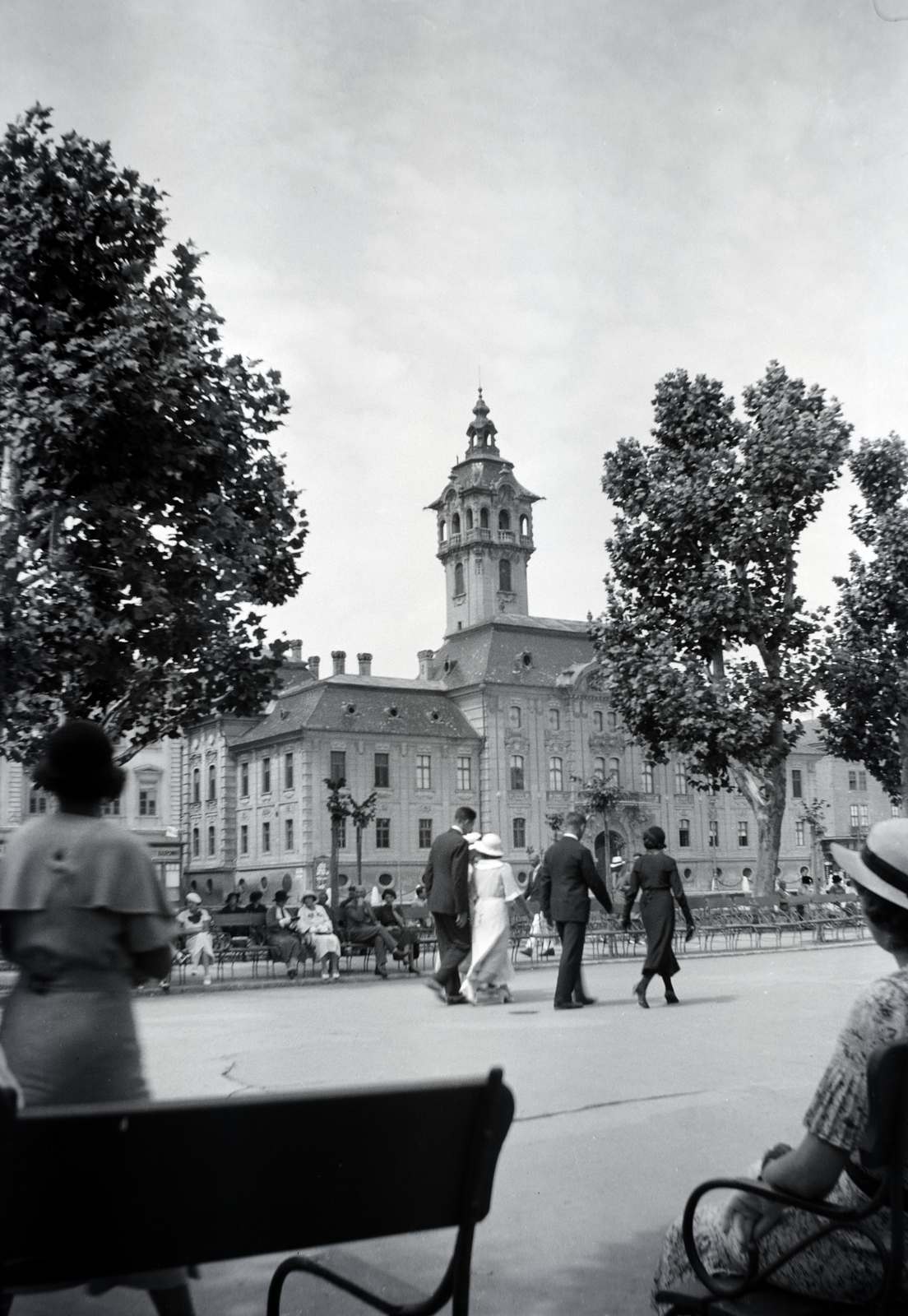 Magyarország, Szeged, Széchenyi tér, Városháza., 1934, Gara Andor, pihenőhely, torony, Fortepan #201069