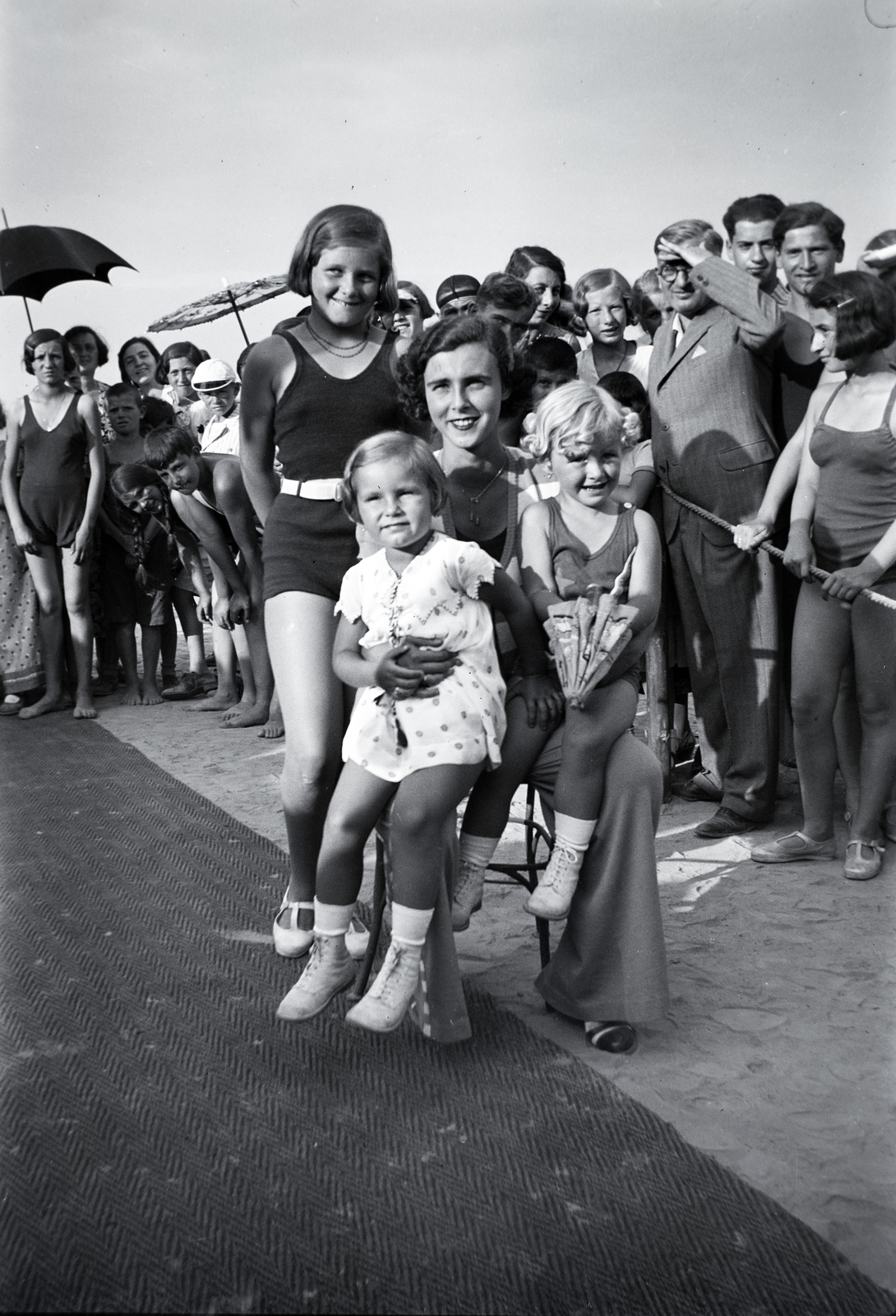 Hungary,Danube Bend, Nagymaros, a nagymarosi strand szépei. Gyerekekkel a térdén az 1933-as Miss Magyarország, Gál Júlia., 1933, Gara Andor, Fortepan #201087