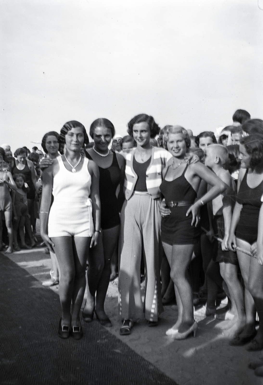 Hungary,Danube Bend, Nagymaros, a nagymarosi strand szépei. Csíkos felsőben az 1933-as Miss Magyarország, Gál Júlia., 1933, Gara család, beauty contest, bathing suit, Fortepan #201088