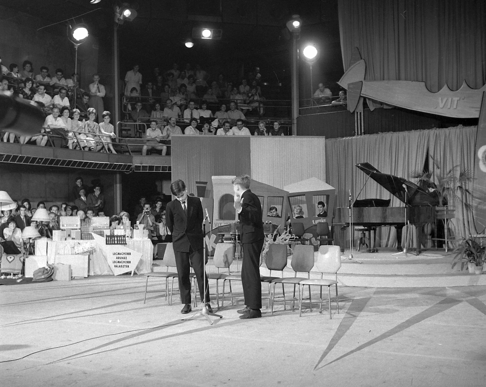 Hungary, Budapest XIV., Istvánmezei út, Jégszínház, a Magyar Televízió Ki mit tud? 1962. műsorának döntője. Kern András és Pintér Gábor., 1962, Kotnyek Antal, celebrity, audience, microphone, piano, stage, Budapest, Fortepan #20109