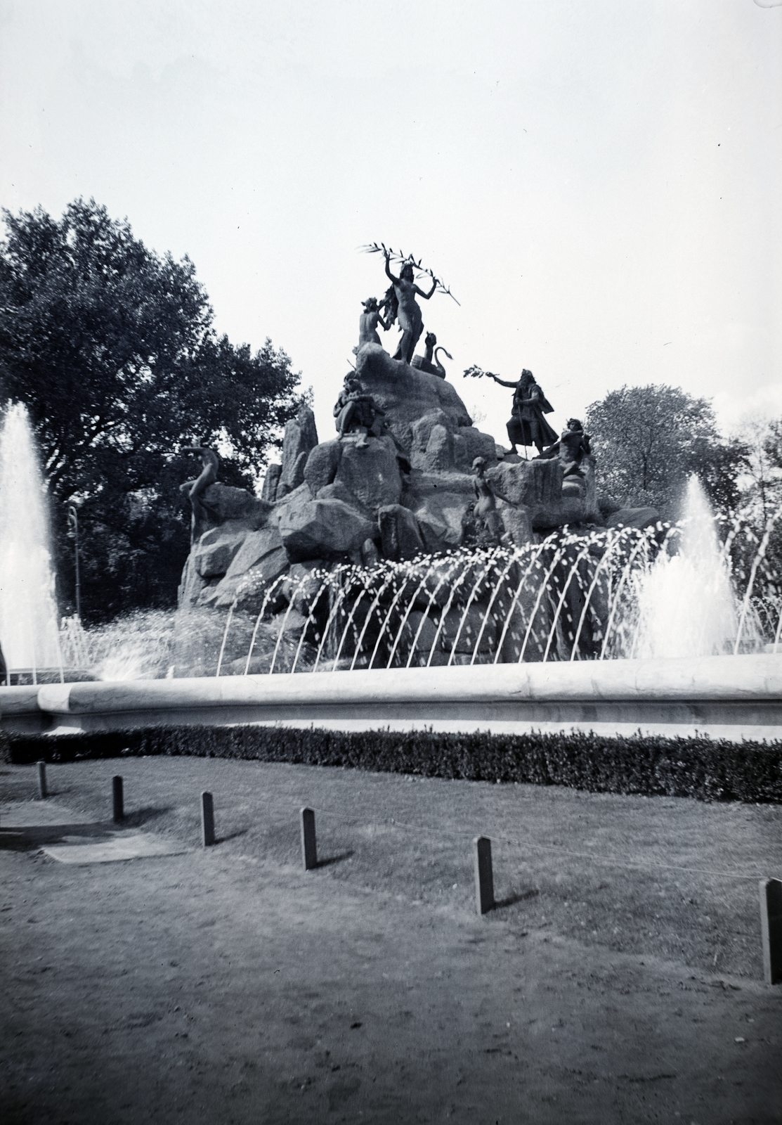 Magyarország, Városliget, Budapest XIV., Sió tündér regéje szoborcsoport és szökőkút Mátray Lajos György szobrászművész alkotása (1896)., 1934, Gara család, Budapest, eltűnt, Fortepan #201095