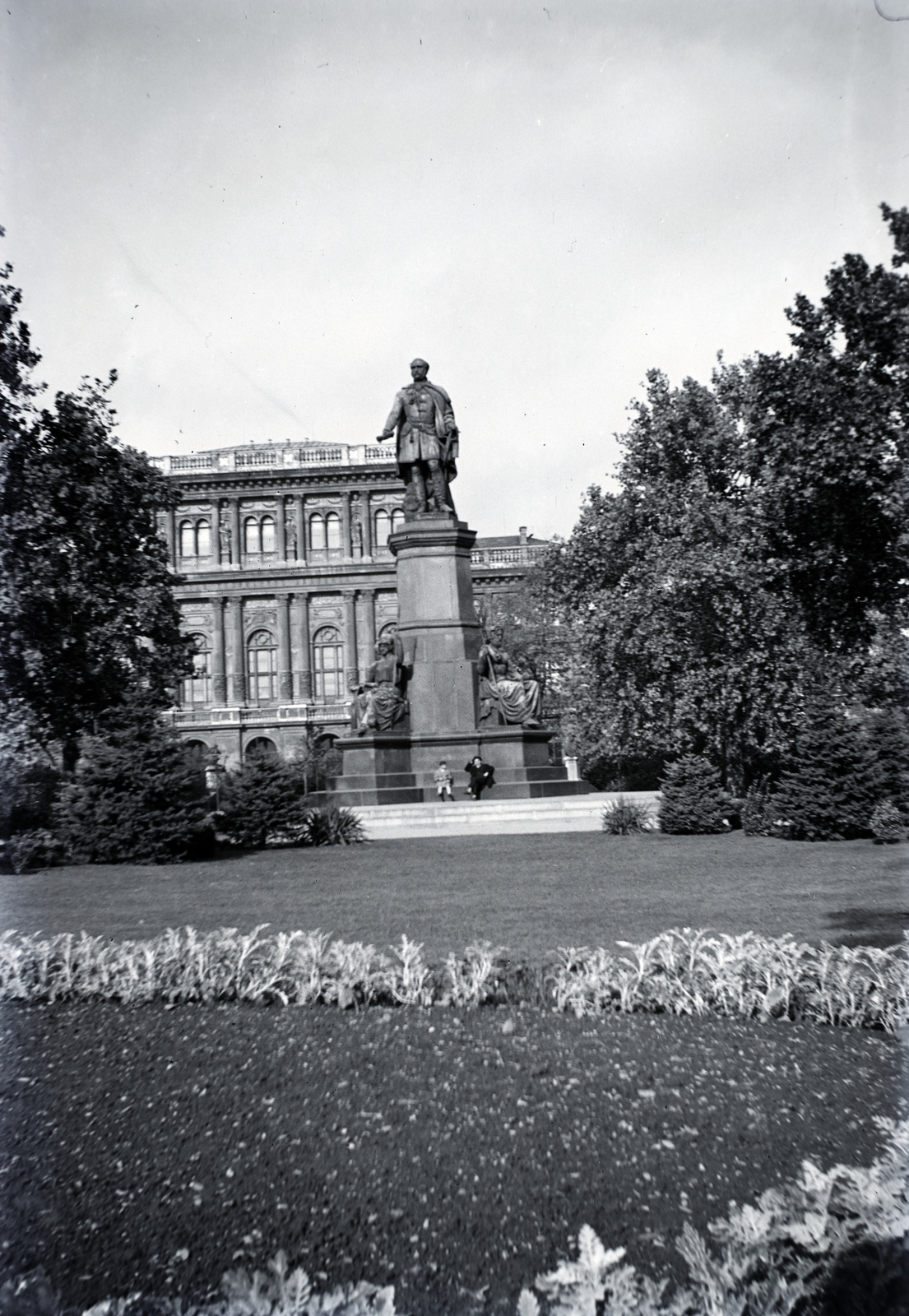 Magyarország, Budapest V., Széchenyi István (Ferenc József) tér, Széchenyi István szobra (Engel József, 1880.), háttérben a Magyar Tudományos Akadémia., 1937, Gara Andor, Budapest, Fortepan #201109