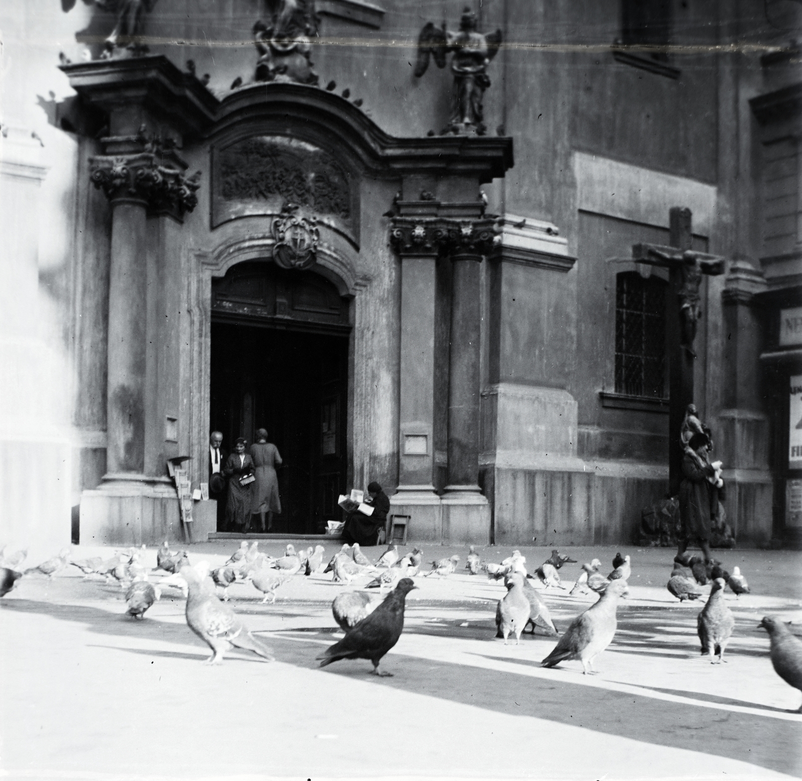 Magyarország, Budapest V., Ferenciek tere, a Belvárosi Ferences templom bejáratánál., 1937, Gara Andor, templom, Budapest, Fortepan #201113