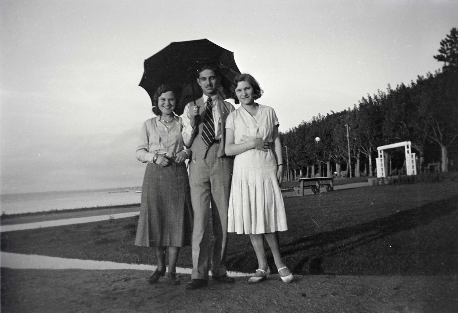 Hungary,Lake Balaton, Siófok, Rózsakert., 1934, Gara Andor, three people, umbrella, Fortepan #201127