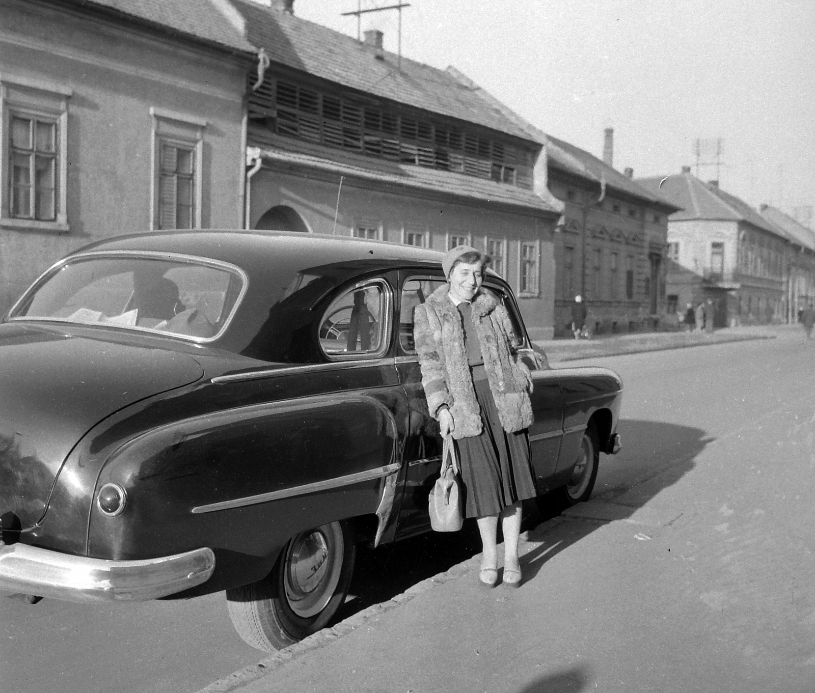 Hungary, Szeged, Maros utca. A második épület a "tímárház". Az előtérben egy GAZ-12 ZIM típusú gépkocsi áll., 1959, Kotnyek Antal, portrait, Soviet brand, GAZ-brand, street view, cap, pleated skirt, handbag, lady, coat, automobile, fur, Fortepan #20114
