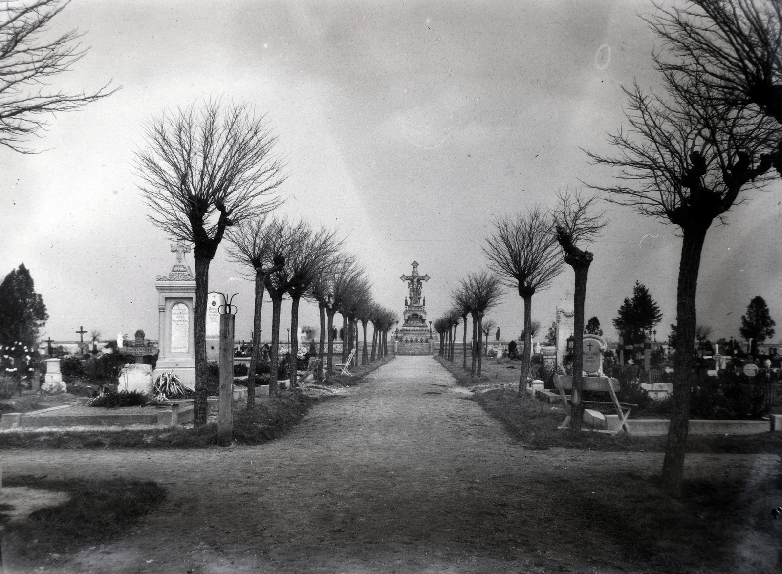 Hungary, Sopron, "Új" Szent Mihály temető, háttérben a Storno-kereszt, 1930, Gara Andor, alley, cemetery, tomb, cross, Fortepan #201142