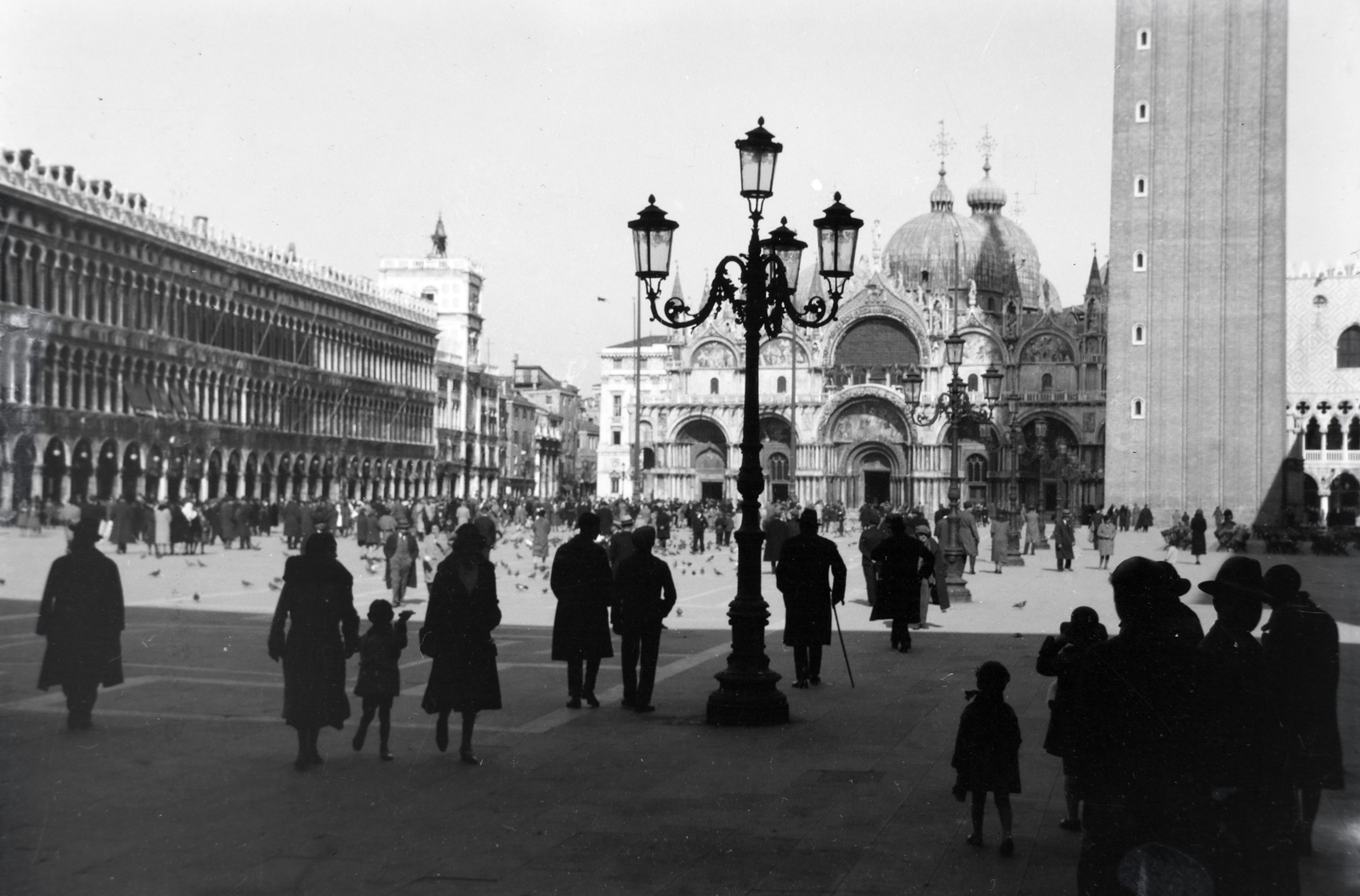 Italy, Venice, Szent Márk tér, balra a Prokurátori Palota mellett az óratorony, jobbra a Szent Márk-székesegyház és a harangtornya (Campanile)., 1931, Gara Andor, Fortepan #201149