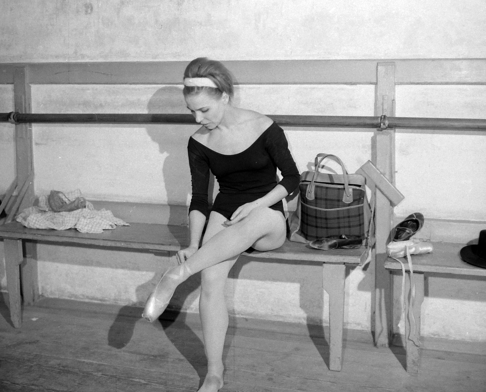 Hungary, Budapest VI., a Magyar Állami Operaház balett próbaterme, Orosz Adél balettművész., 1959, Kotnyek Antal, portrait, celebrity, interior, bench, lady, ballet, head wrap, Budapest, ballet shoes, athletic dress, Fortepan #20116