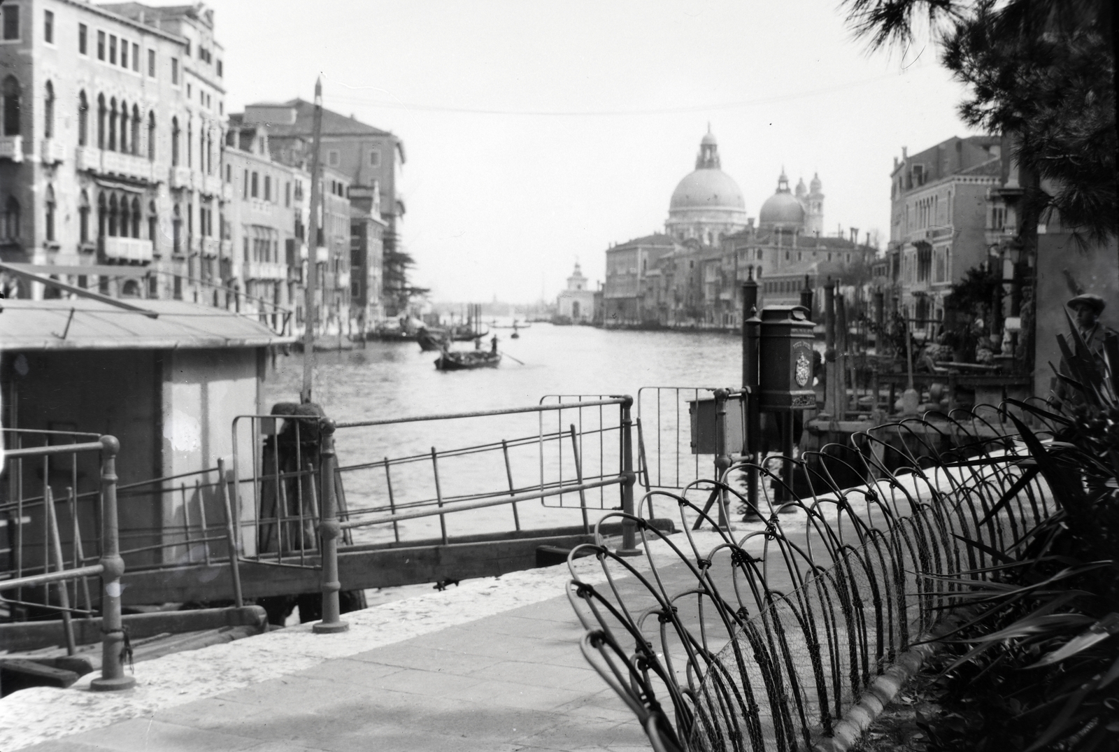Olaszország, Velence, Canal Grande. A kép bal szélén a Palazzo Franchetti, szemben a Santa Maria delle Salute., 1931, Gara Andor, postaláda, Fortepan #201168