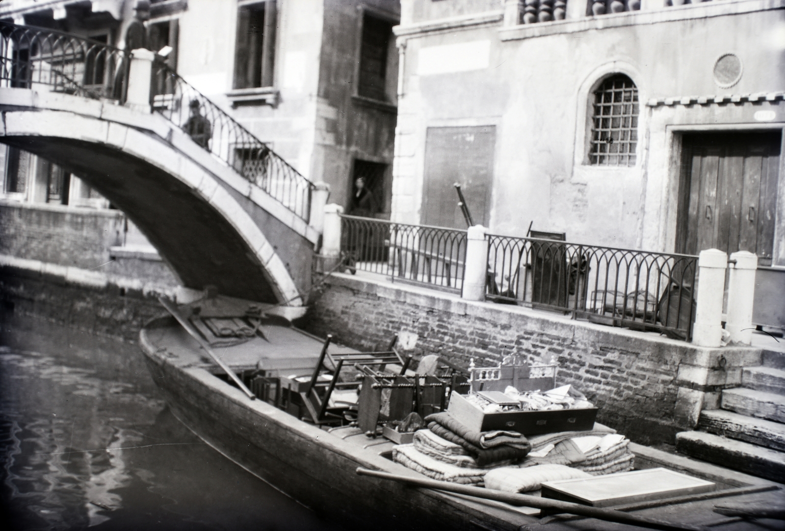 Olaszország, Velence, Rio de San Trovaso, Ponte de le Maravegie, jobbra a Palazzio Meravegia., 1931, Gara Andor, csónak, költözés, Fortepan #201175