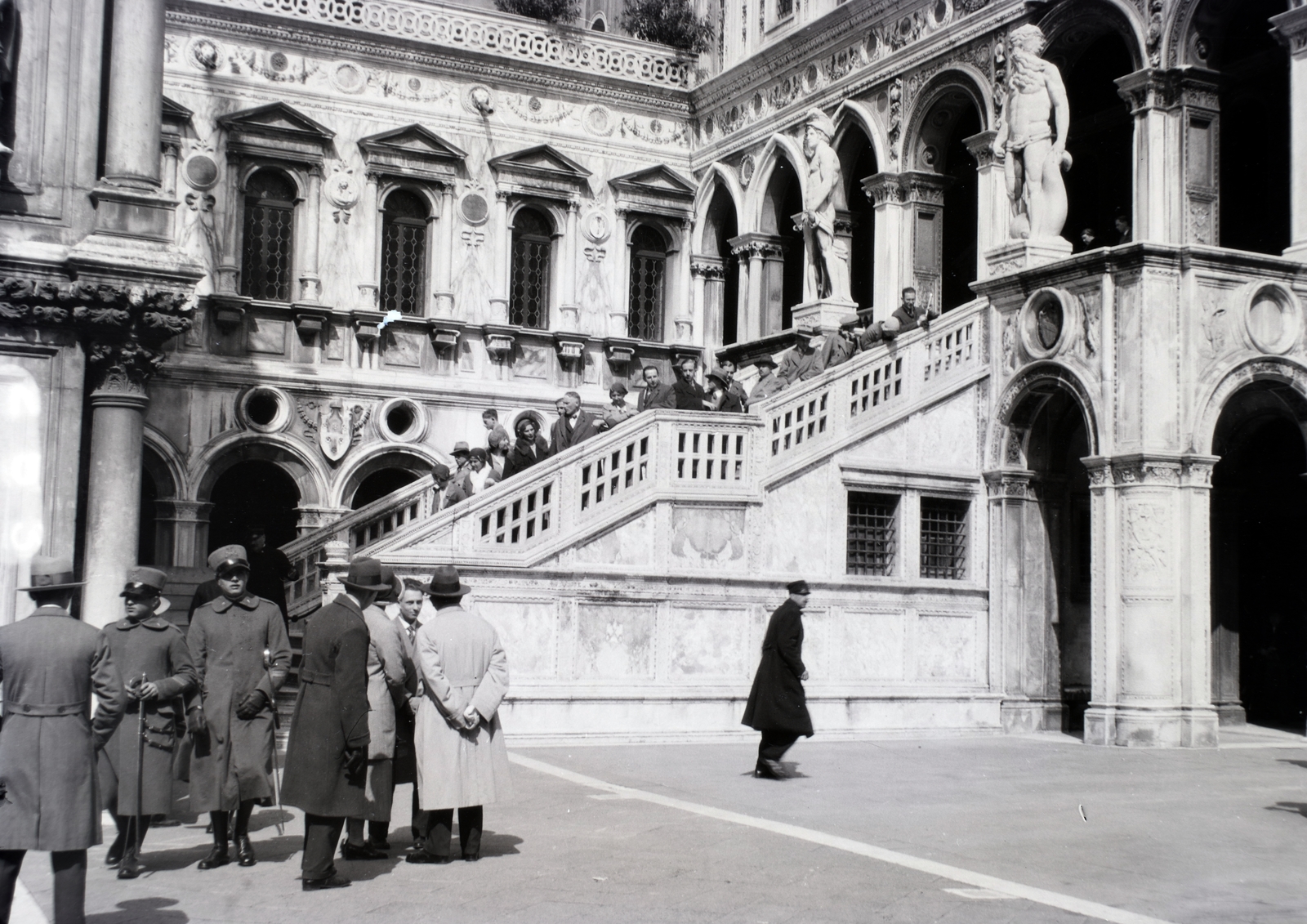 Italy, Venice, Szent Márk tér, a Dózse-palota udvara., 1931, Gara Andor, Fortepan #201187