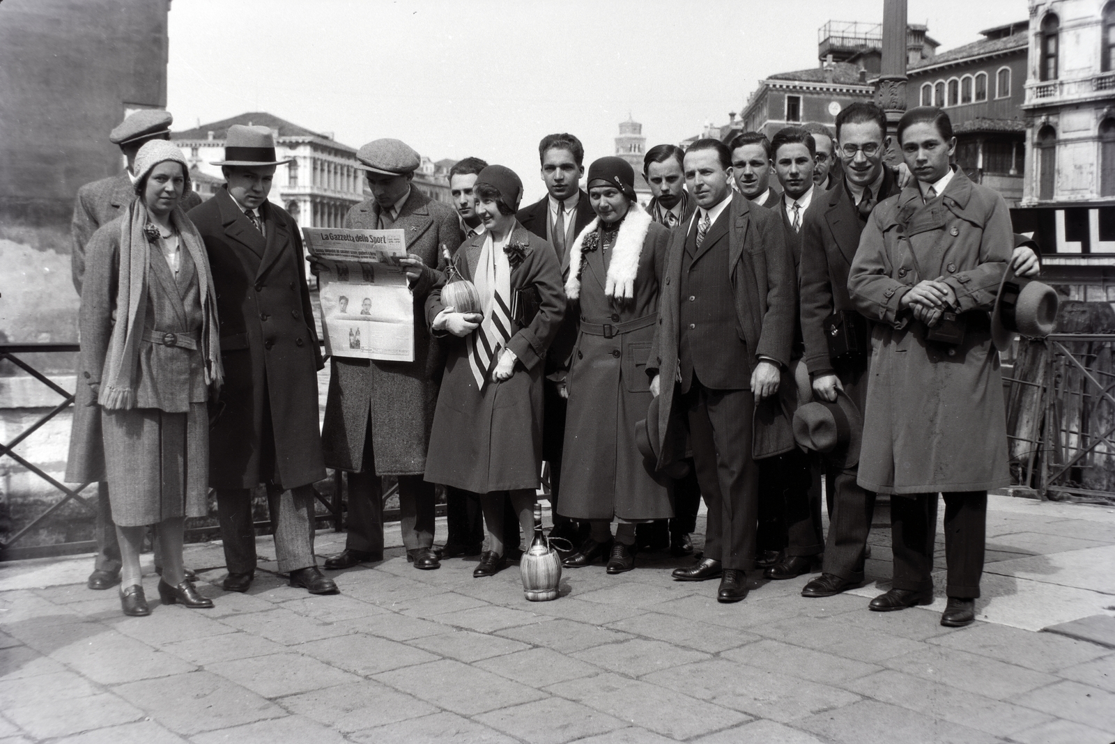 Italy, Venice, a felvétel Canal Grande partján készült. Balra félig takarva a Ca' Rezzonico épülete, távolban a Santa Maria dei Frari templom tornya., 1931, Gara család, hold in arms, Italian sign, youth, newspaper, Fortepan #201189