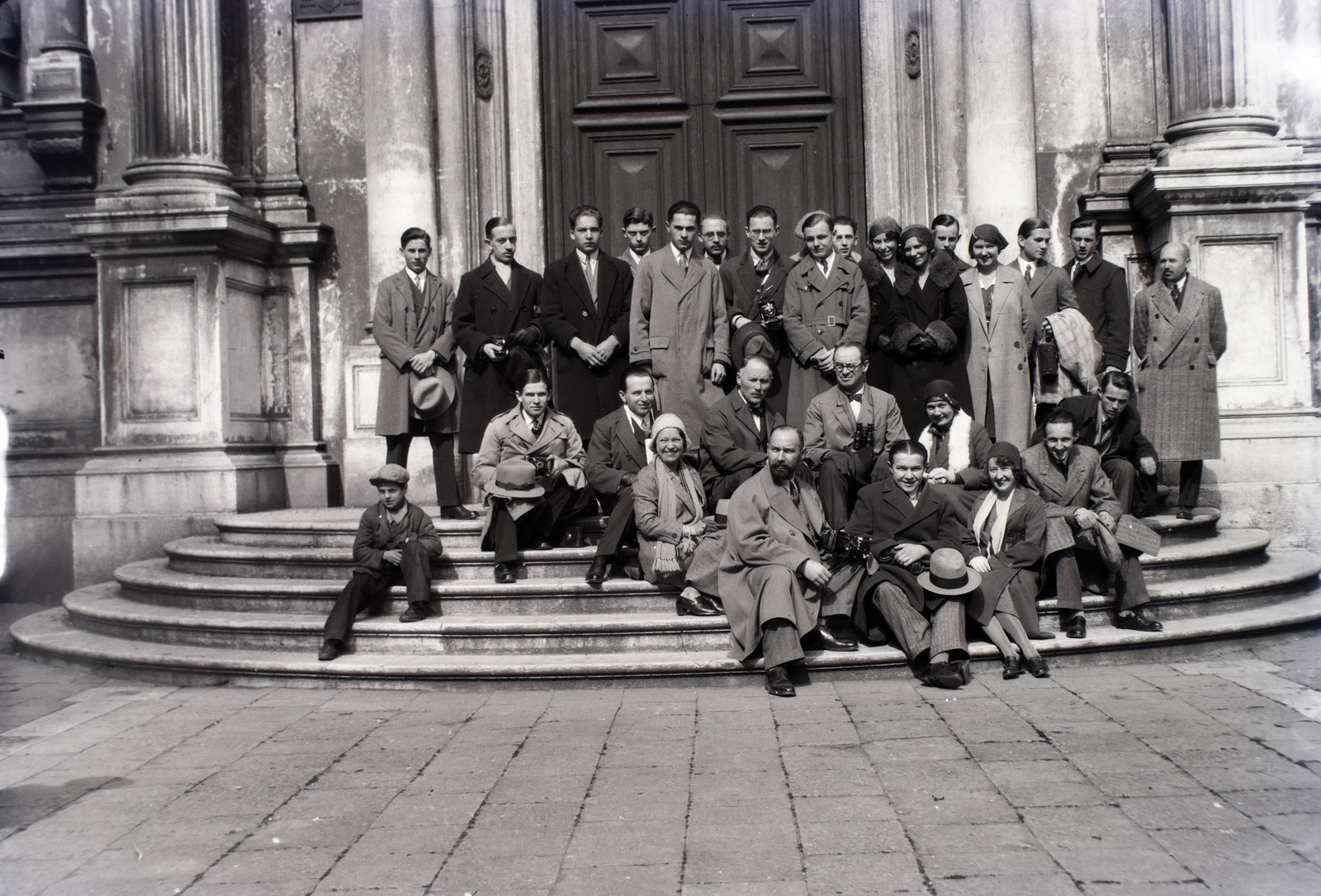 Italy, Venice, Campo San Rocco, Szent Rókus-templom (Chiesa di San Rocco)., 1931, Gara Andor, hat in hand, stairs, sitting on stairs, tableau, Fortepan #201191