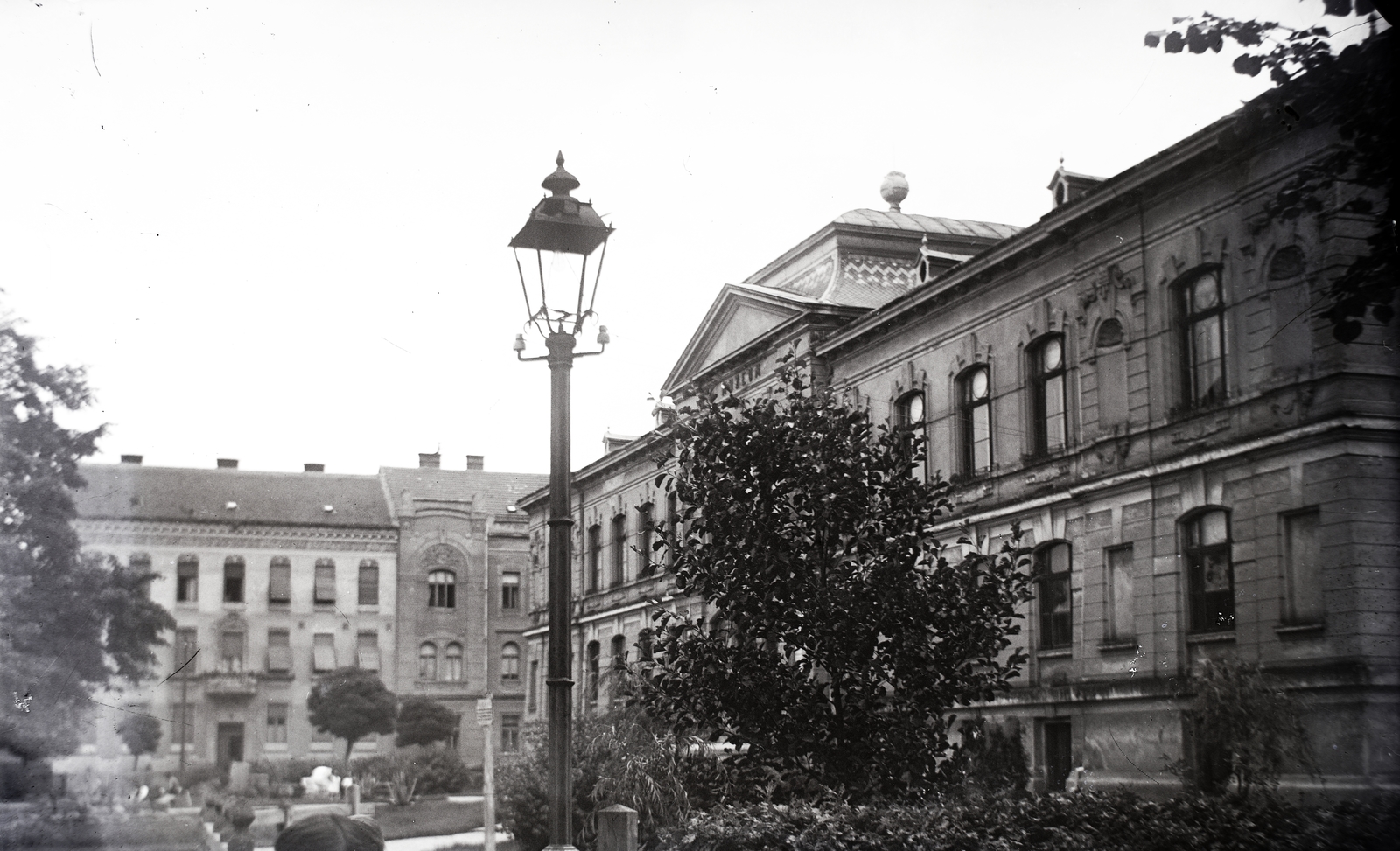 Hungary, Szombathely, Múzeum-park, jobbra a Savaria Múzeum., 1934, Gara Andor, museum, Fortepan #201228