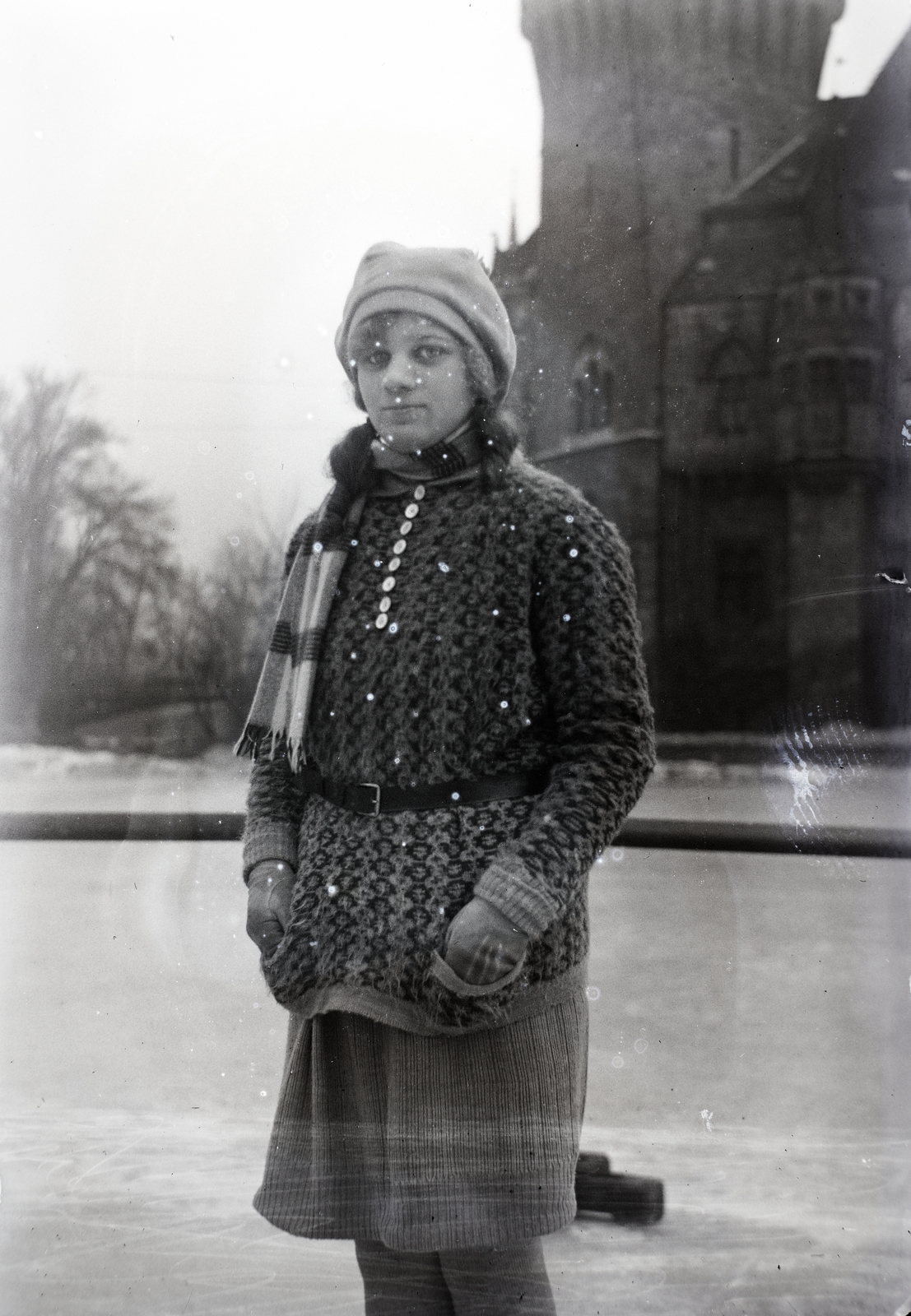 Magyarország, Városliget, Budapest XIV., Műjégpálya, háttérben a Vajdahunyad vára., 1934, Gara család, korcsolyázás, Budapest, Fortepan #201229