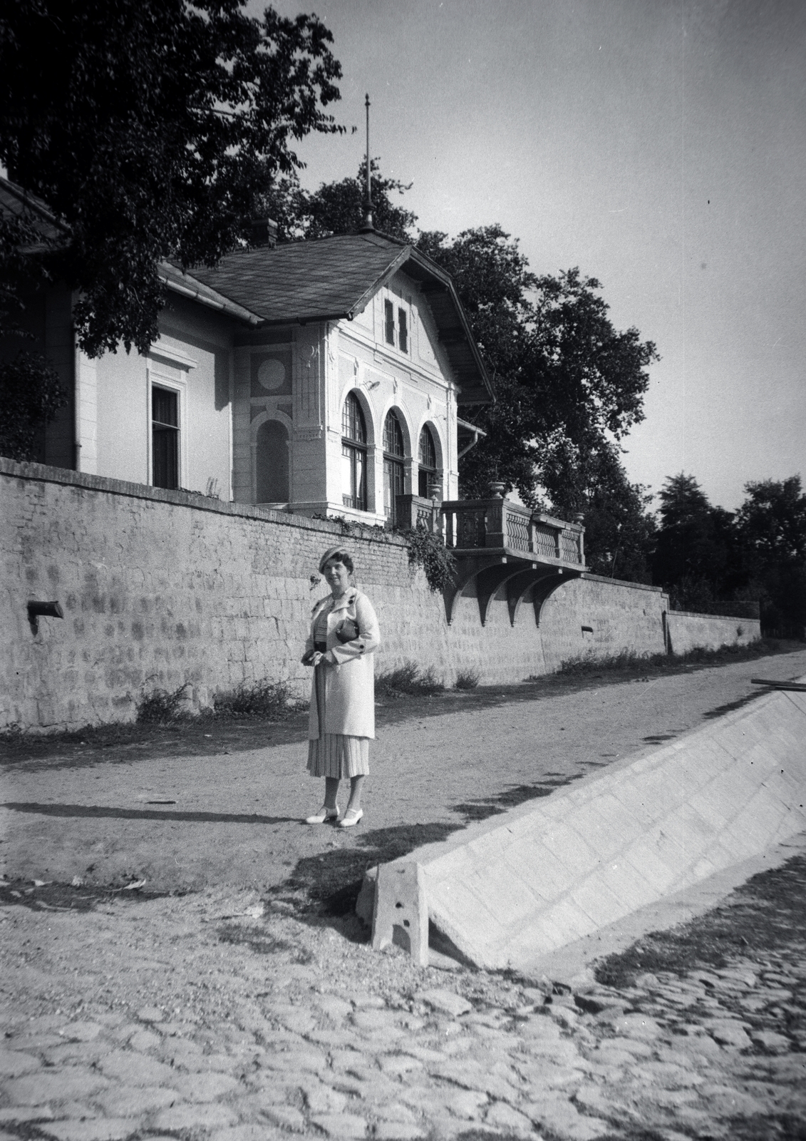 Magyarország, Vác, Duna-part a Bajcsy-Zsilinszky Endre utca torkolatánál. A felvétel a Jeszenszky-villa előtt készült., 1935, Gergely György, Fortepan #201276