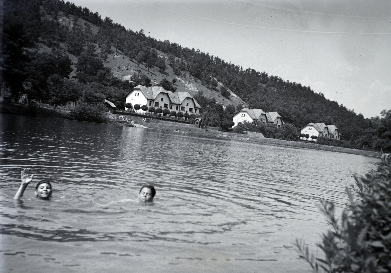 Hungary, Borsodnádasd, Alsó-tó, háttérben a Vörösmarty úti munkáslakások., 1931, Gergely György, swimming, hillside, lake, Fortepan #201282