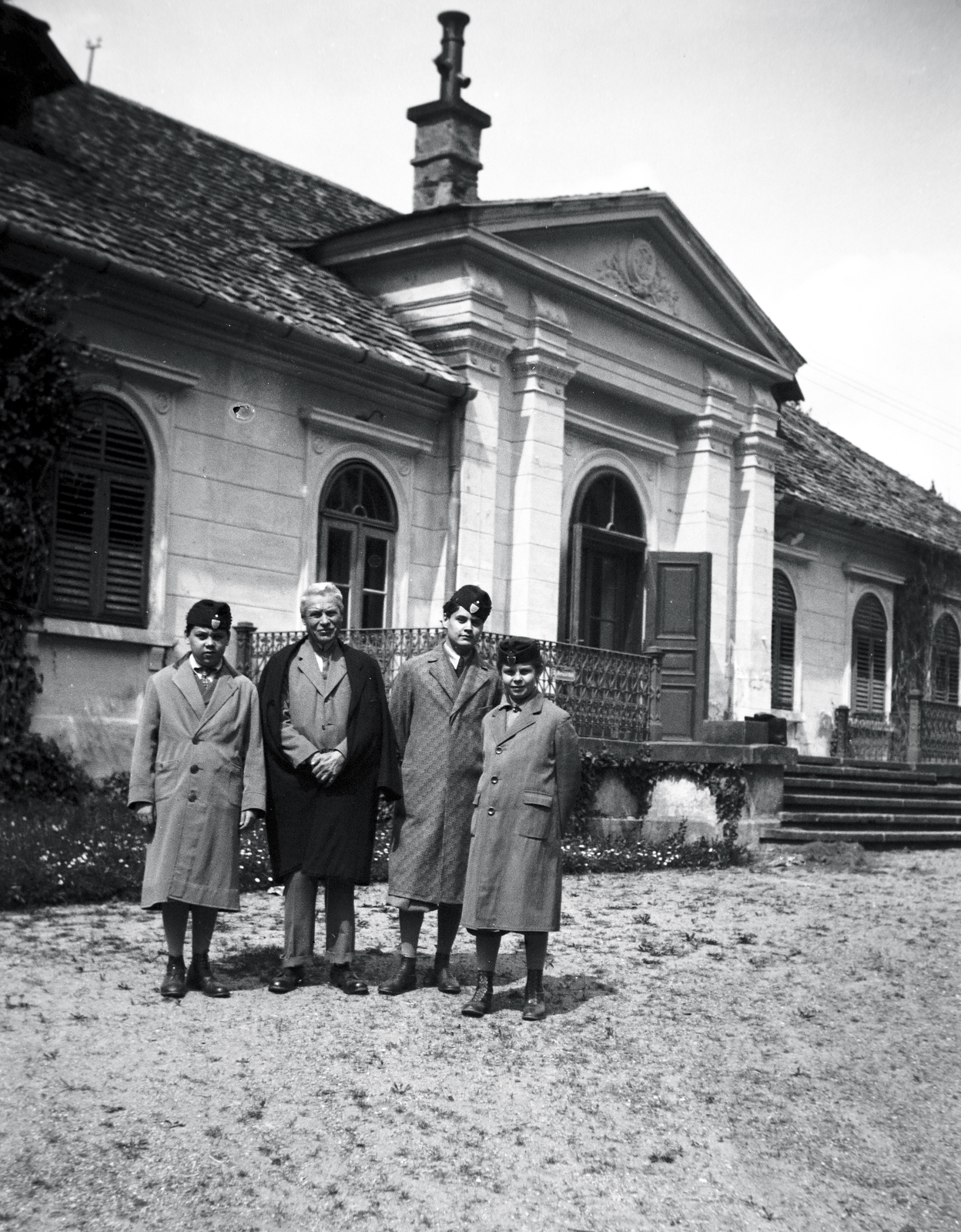 Hungary, untitled, Parádfürdő, a Károlyi kastély épületének keleti szárnya., 1933, Gergely György, Fortepan #201288