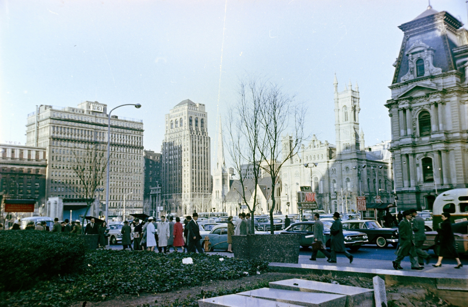 USA, Philadelphia, Dilwort Park, a kép jobb szélén a Philadelpia City Hall, ettől balra a Masonic Temple épülete, melyben a Masonic Library and Museum található., 1962, Gergely György, colorful, Fortepan #201296