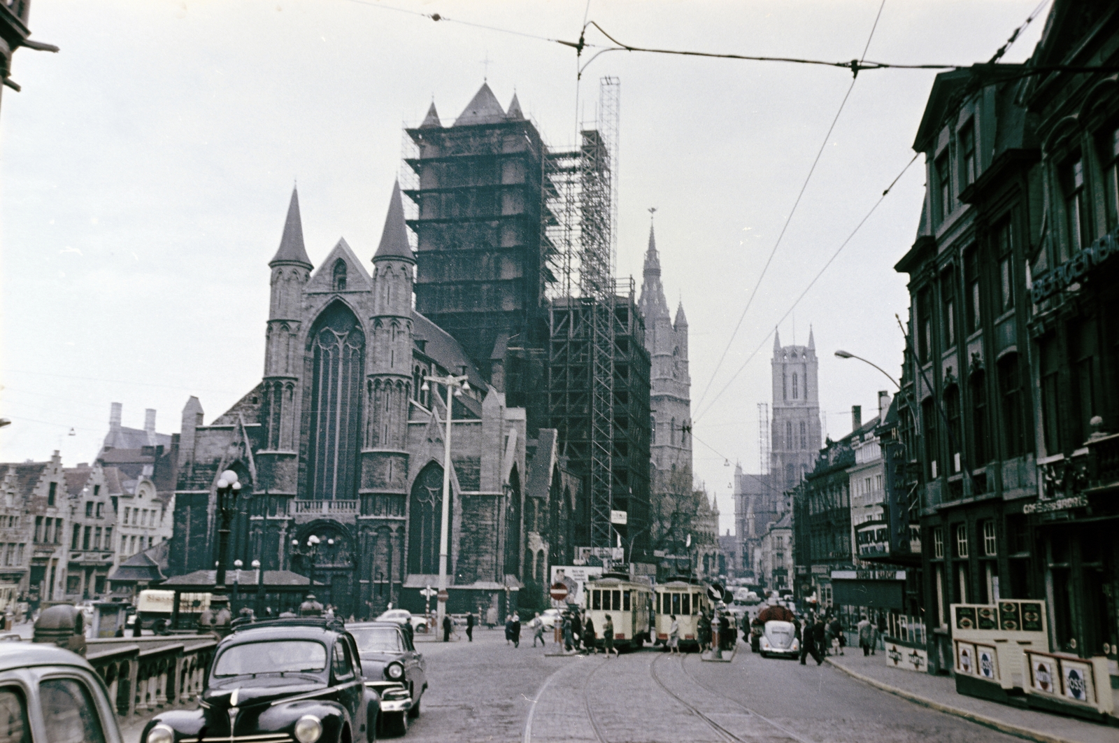 Belgium, Gent, Korenmarkt, előtérben a Szent Miklós-templom, mögötte a harangtorony (Belfort), ettől jobbra a Szent Bavo-székesegyház tornya látható., 1962, Gergely György, colorful, Fortepan #201311