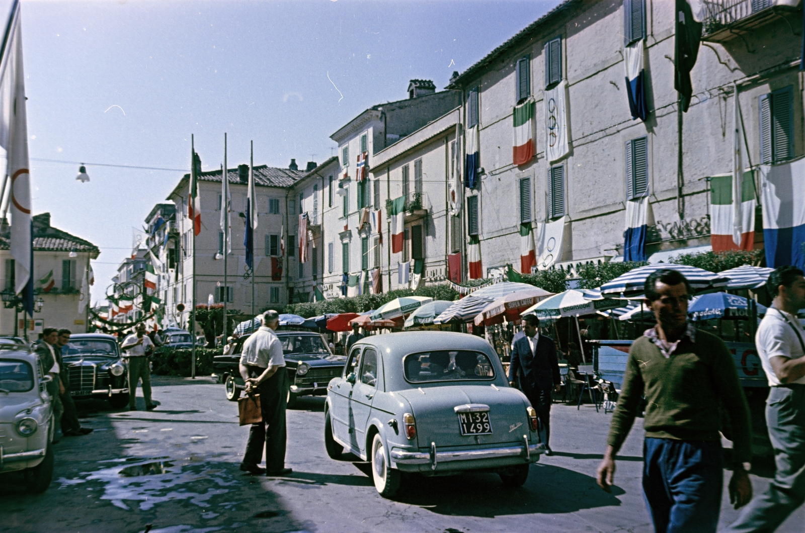 Olaszország, 1960, Gergely György, színes, zászló, napernyő, automobil, rendszám, Fortepan #201312