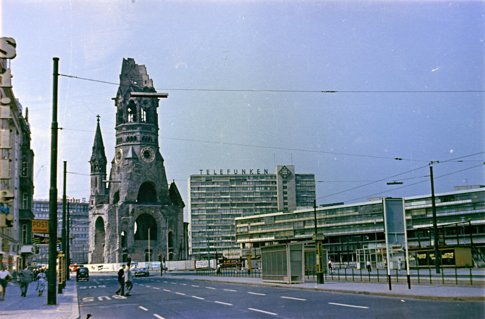 Németország, Berlin, Nyugat-Berlin, Tauentzienstrasse, szemben a Vilmos császár emléktemplom (Kaiser-Wilhelm-Gedächtnis-Kirche)., 1960, Gergely György, színes, Telefunken-márka, Fortepan #201317