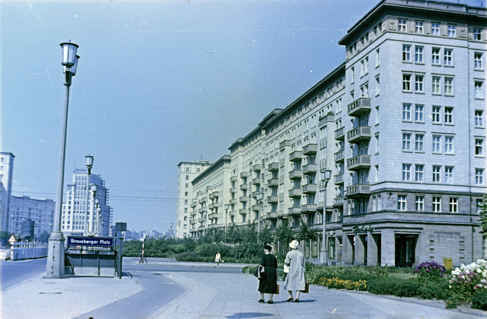 Németország, Berlin, Kelet-Berlin, a Karl-Marx-Allee (Stalinallee) 61. számú ház, előtérben a Lebuser Strasse, háttérben a Strausberger Platz., 1960, Gergely György, színes, NDK, Kelet-Berlin, Fortepan #201332