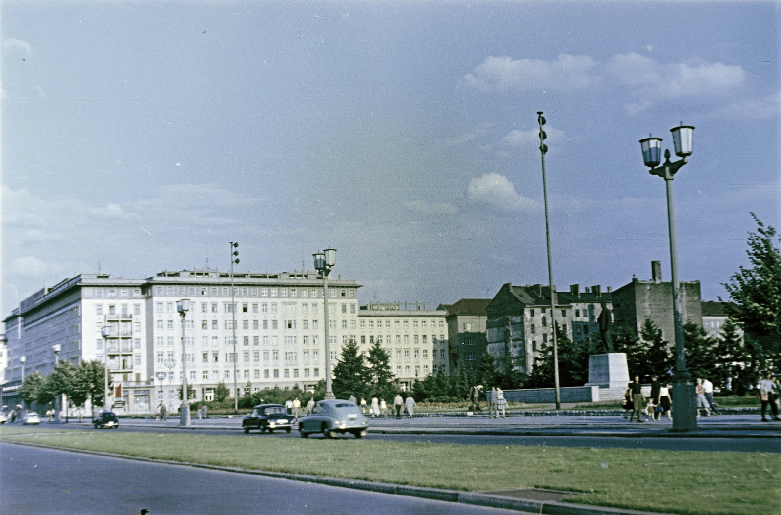 Németország, Berlin, Kelet-Berlin, Karl-Marx-Allee (Stalinallee), a Koppenstrasse sarkánál, jobbra a Sztálin-szobor., 1960, Gergely György, színes, NDK, Kelet-Berlin, Fortepan #201336
